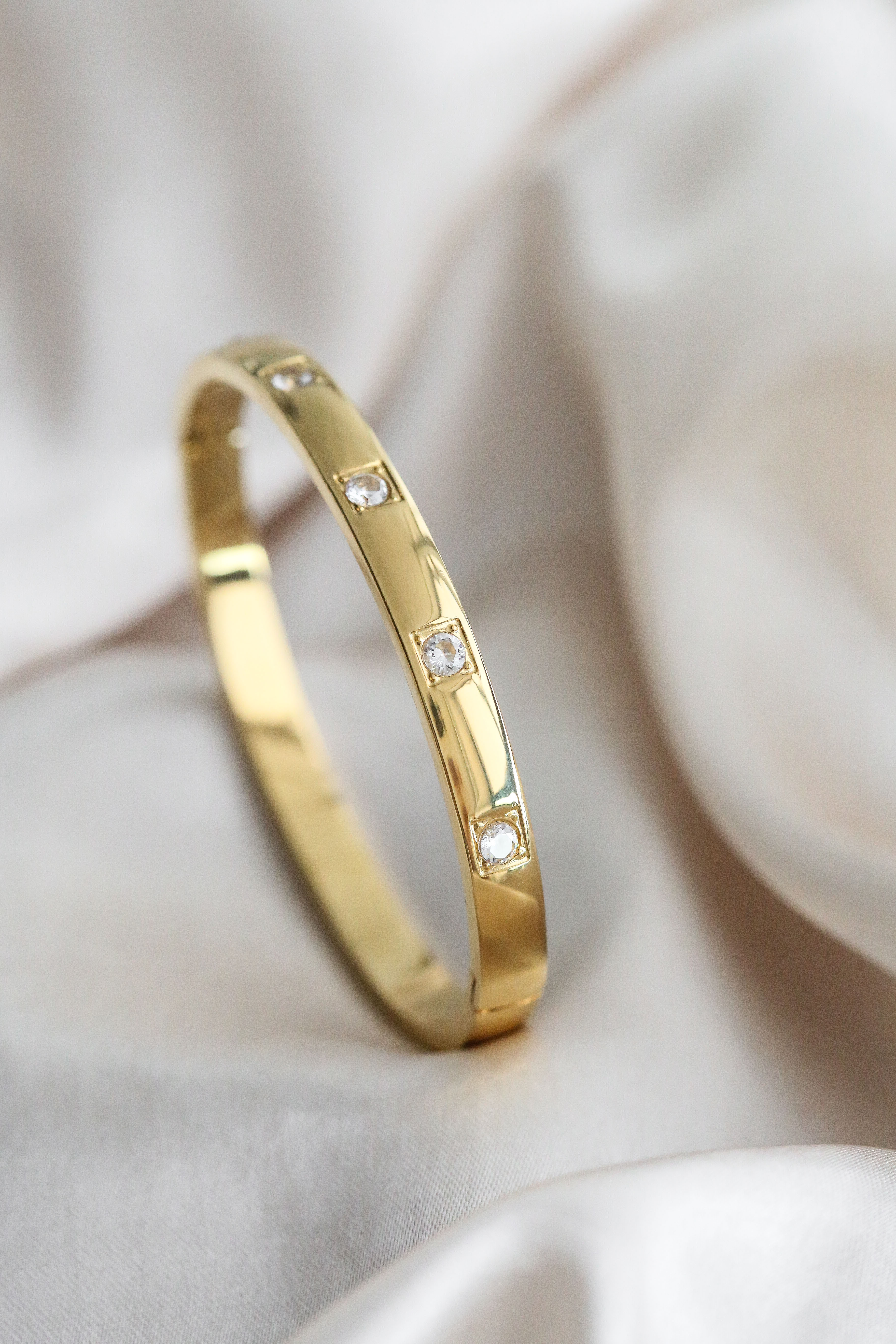 Amata Cuff - Boutique Minimaliste has waterproof, durable, elegant and vintage inspired jewelry