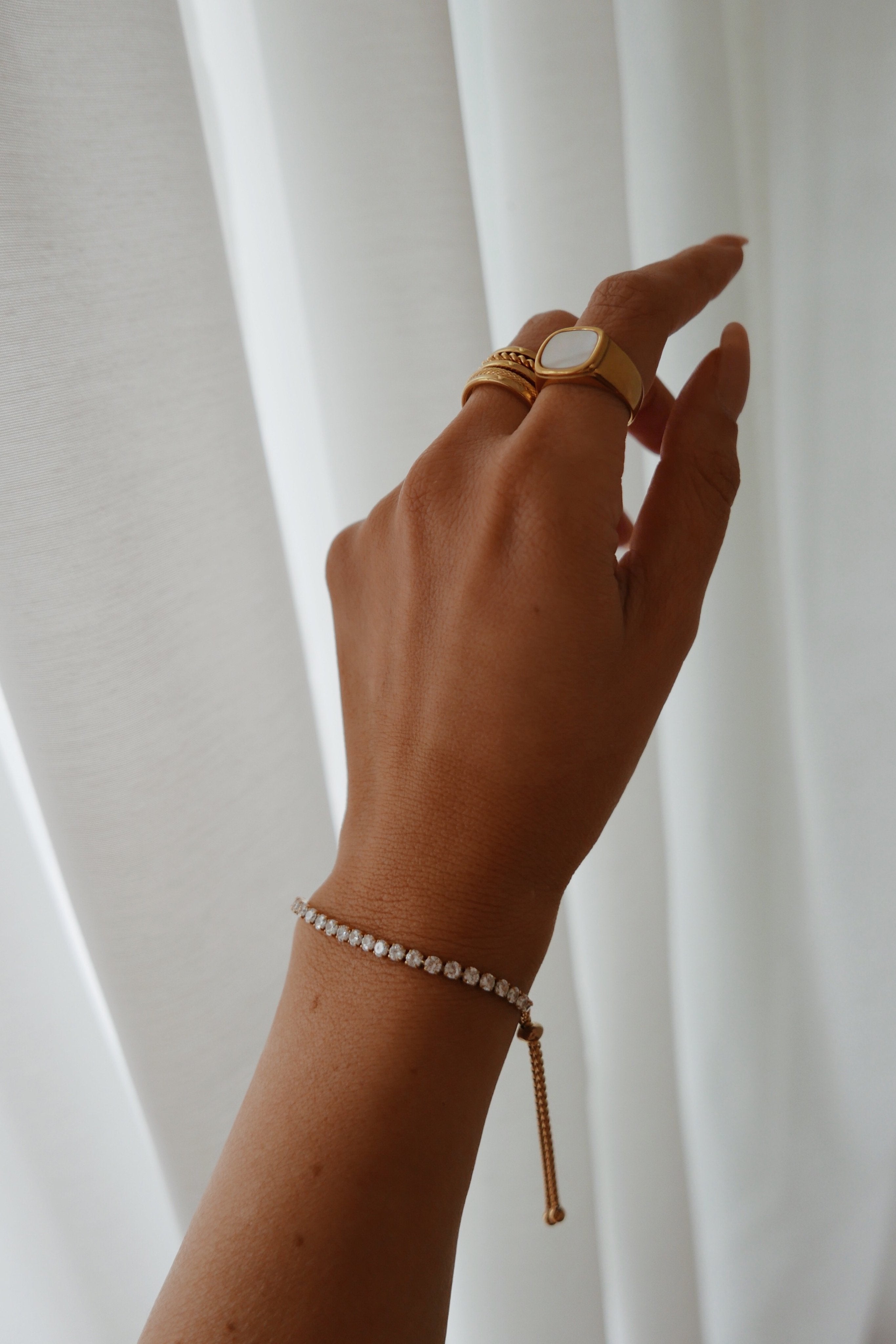Angela Bracelet - Boutique Minimaliste has waterproof, durable, elegant and vintage inspired jewelry