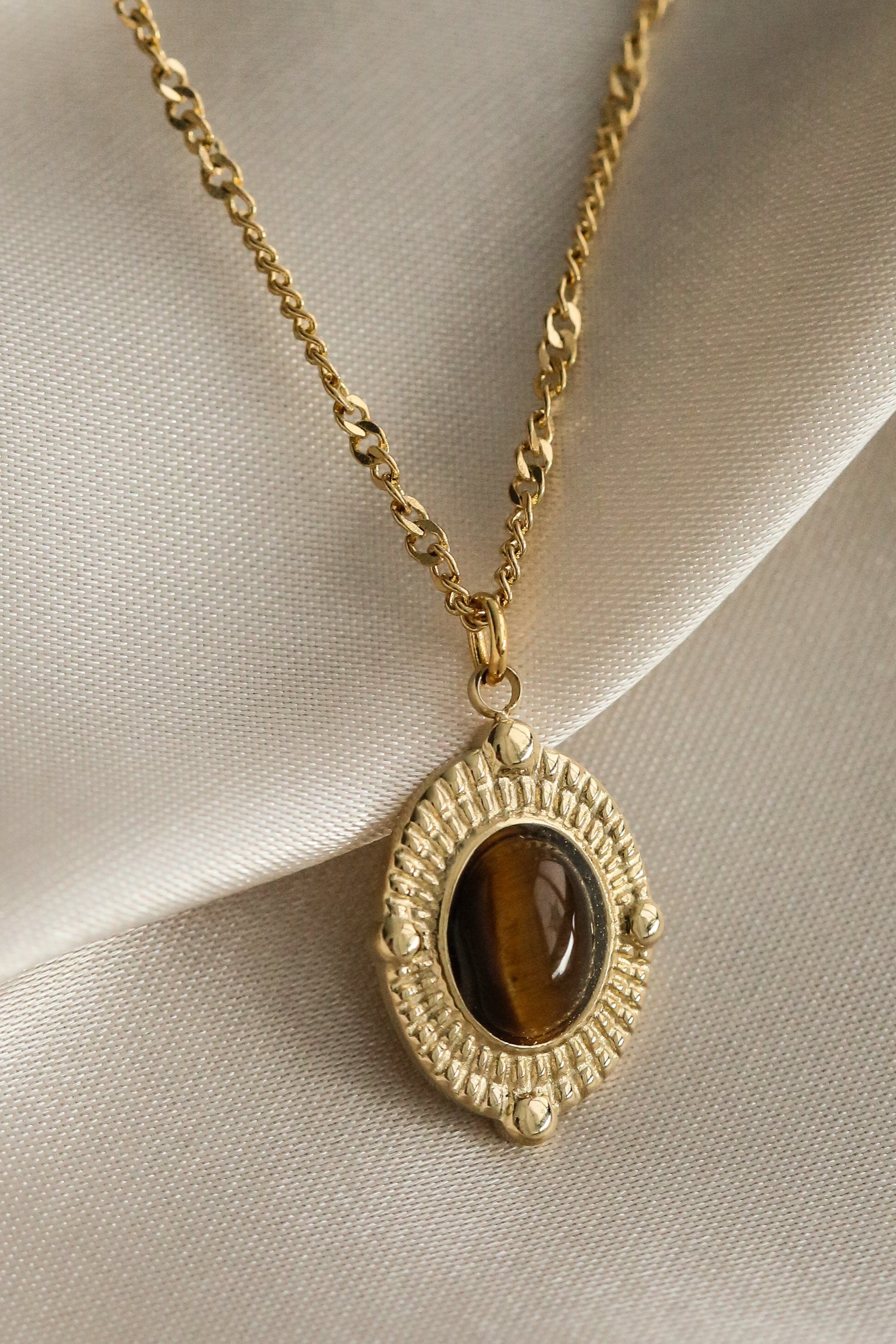 Beverly Necklace - Boutique Minimaliste has waterproof, durable, elegant and vintage inspired jewelry