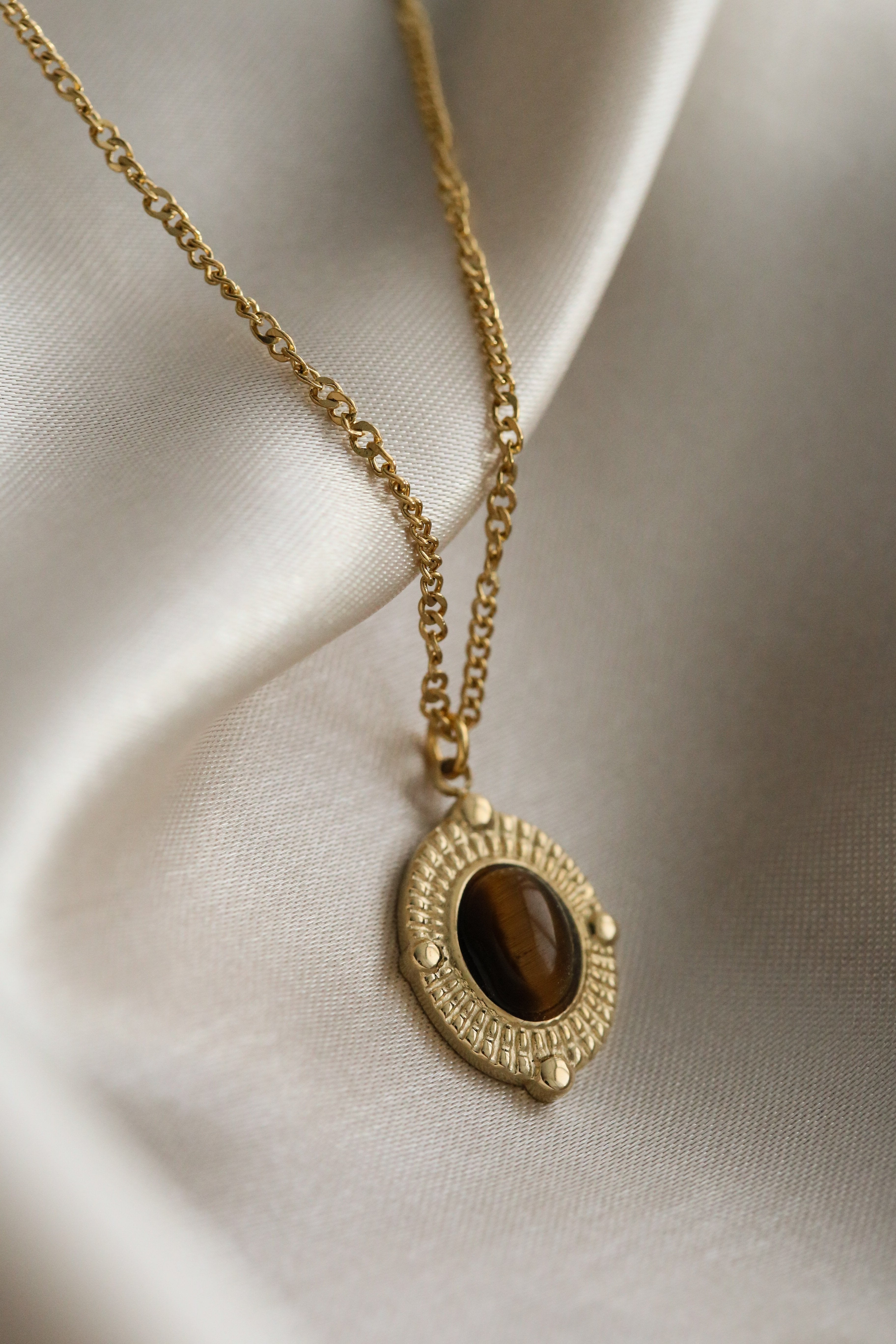 Beverly Necklace - Boutique Minimaliste has waterproof, durable, elegant and vintage inspired jewelry