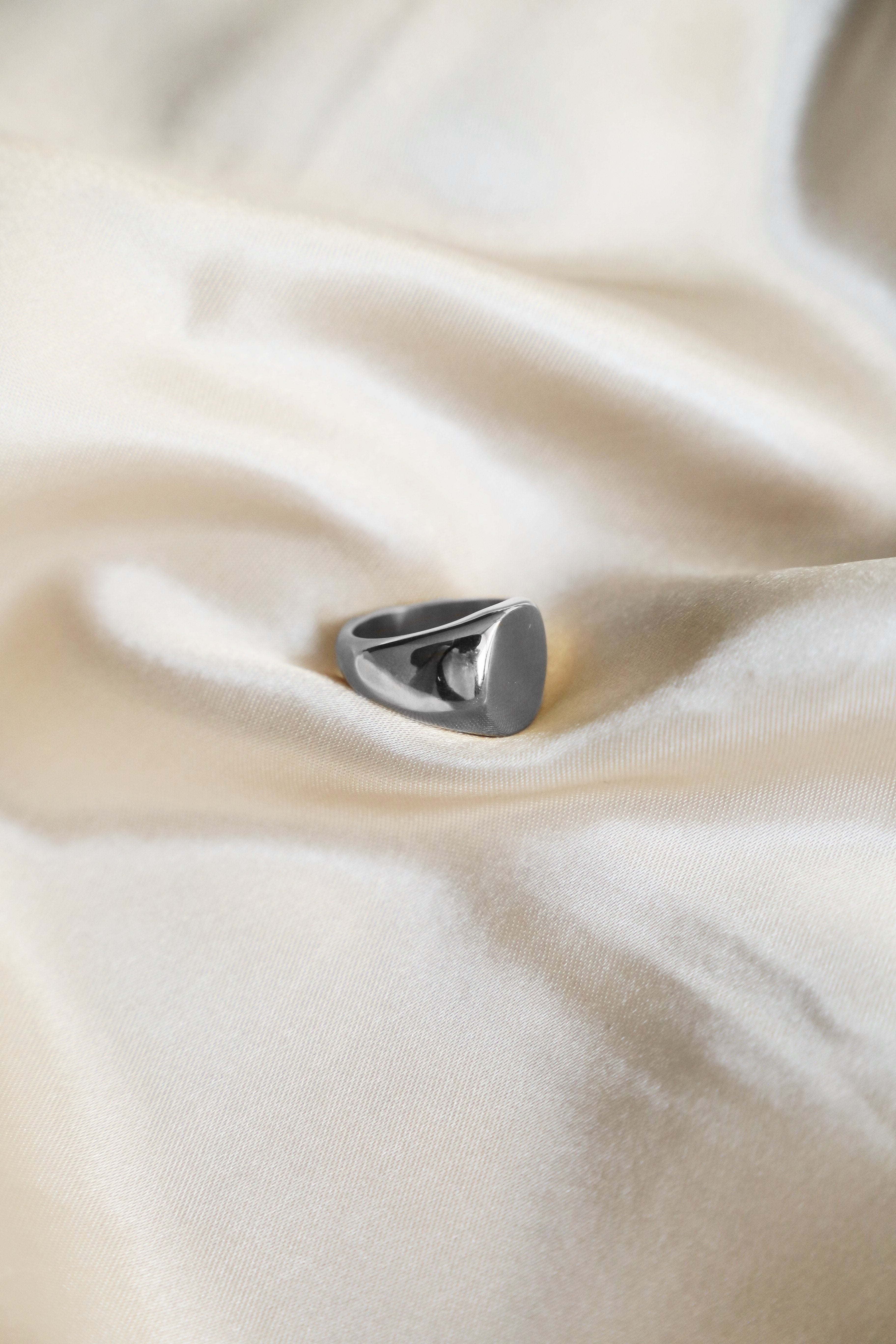 Dainty Signet Ring - Boutique Minimaliste has waterproof, durable, elegant and vintage inspired jewelry