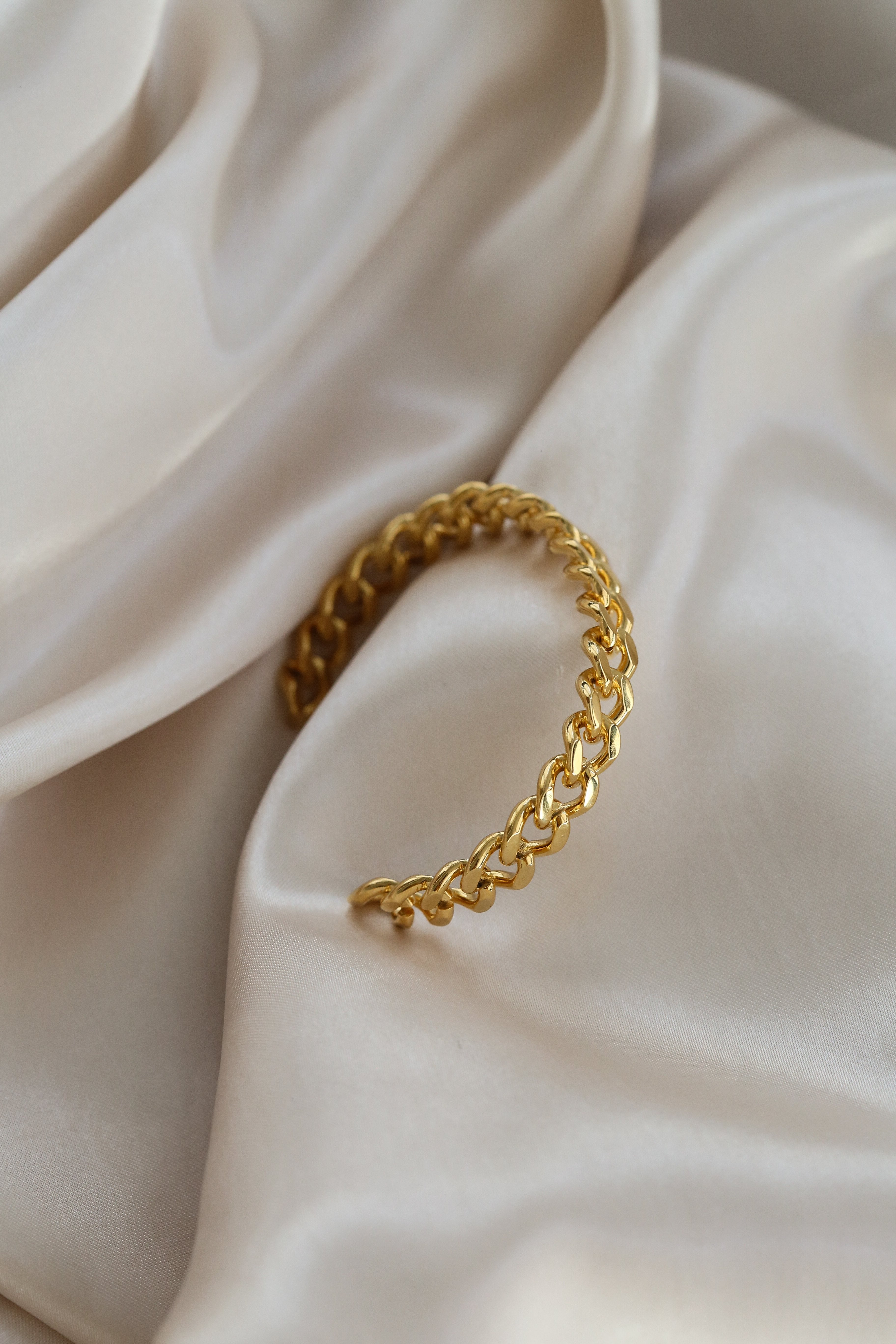 Emilia Cuff - Boutique Minimaliste has waterproof, durable, elegant and vintage inspired jewelry