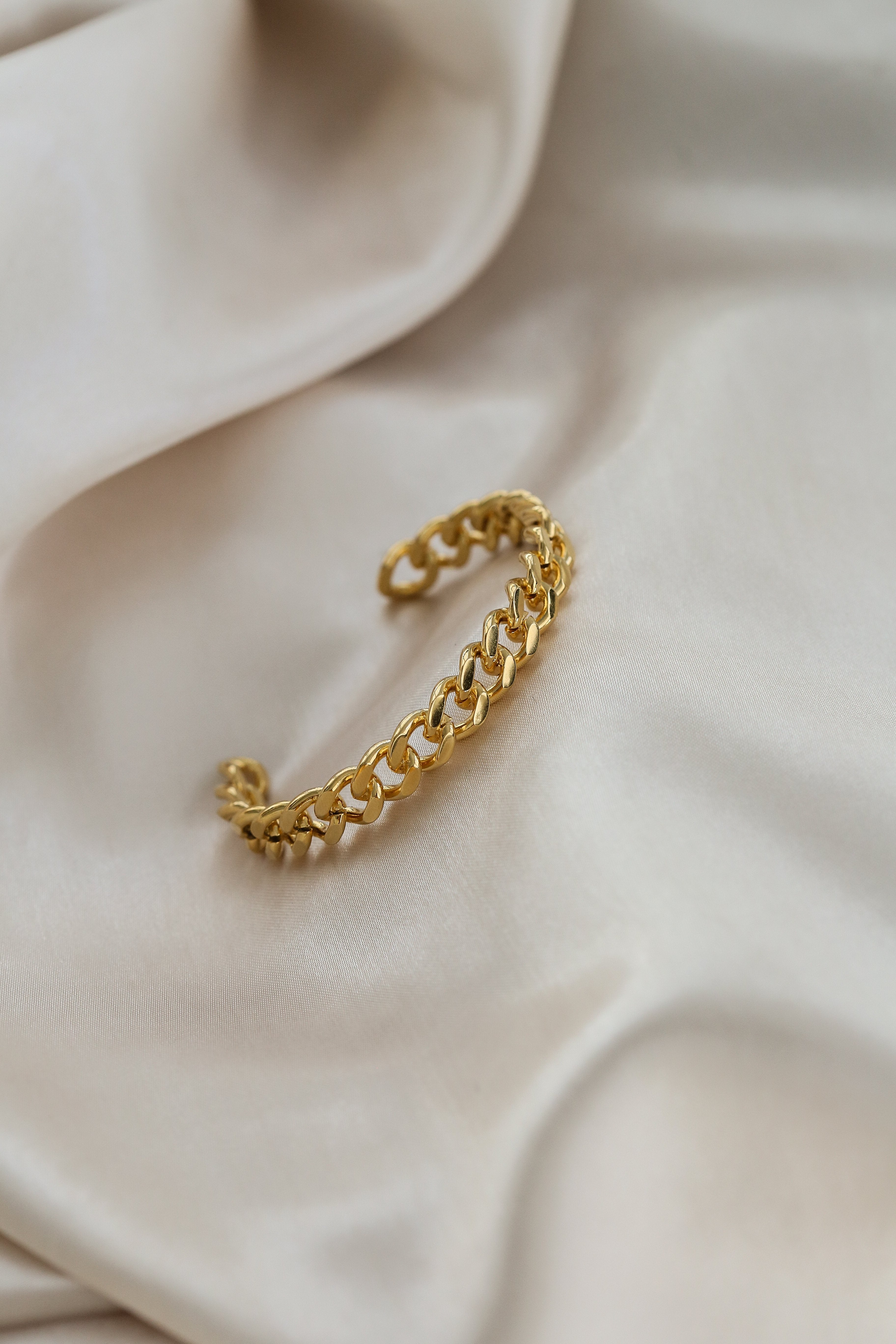 Emilia Cuff - Boutique Minimaliste has waterproof, durable, elegant and vintage inspired jewelry