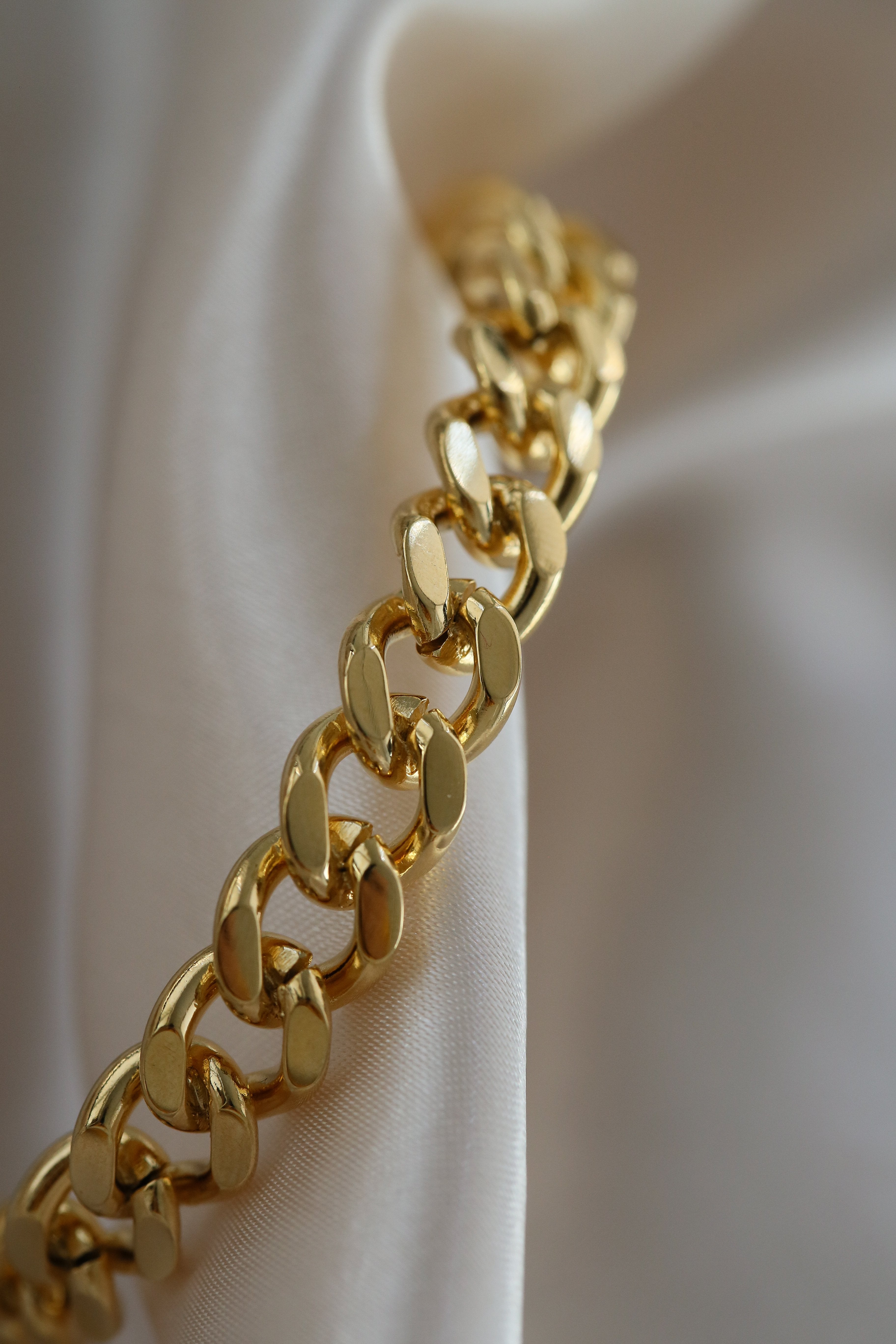 Emilia Cuff - Boutique Minimaliste has waterproof, durable, elegant and vintage inspired jewelry