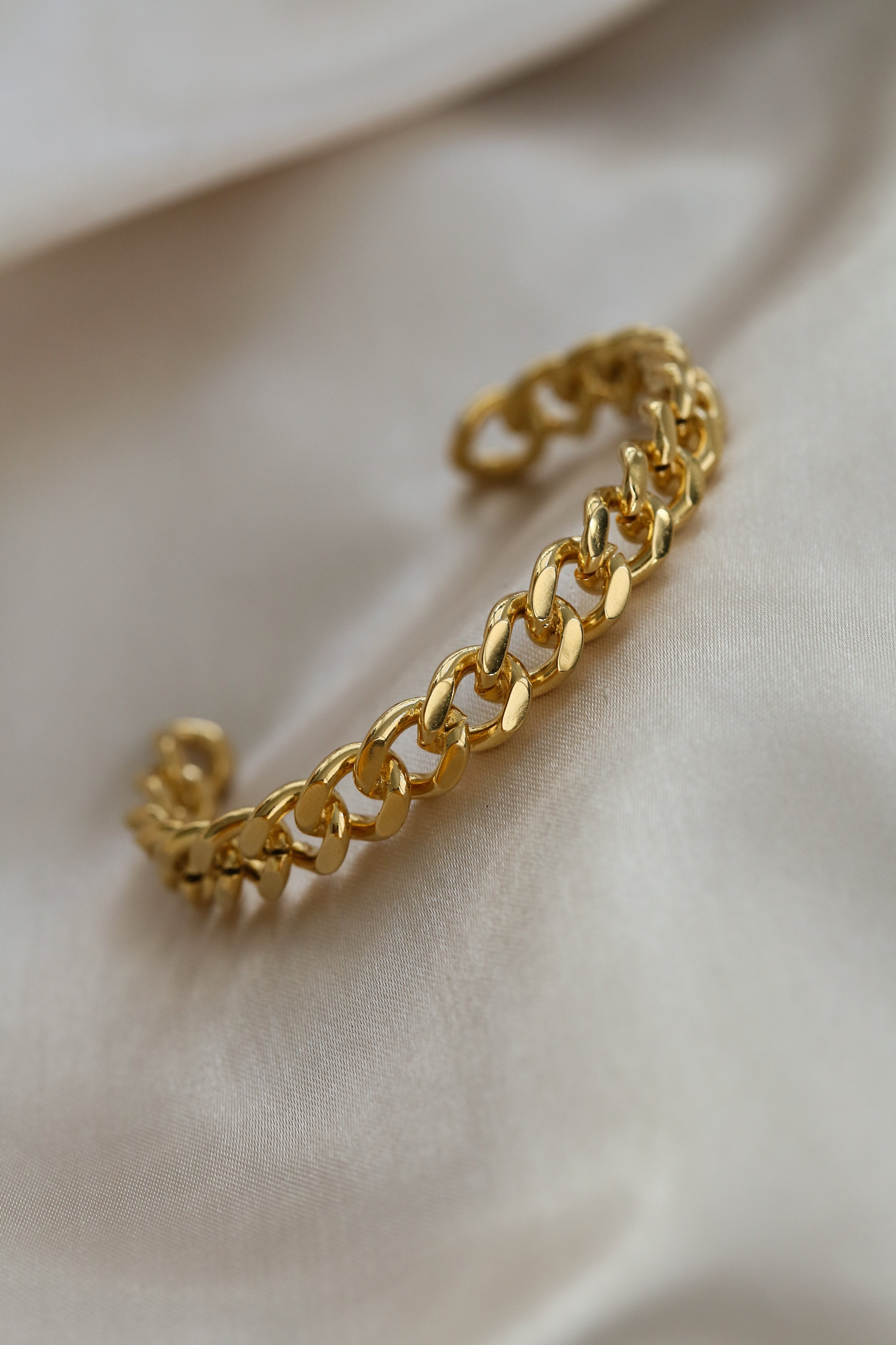 Emilia Cuff - Boutique Minimaliste has waterproof, durable, elegant and vintage inspired jewelry