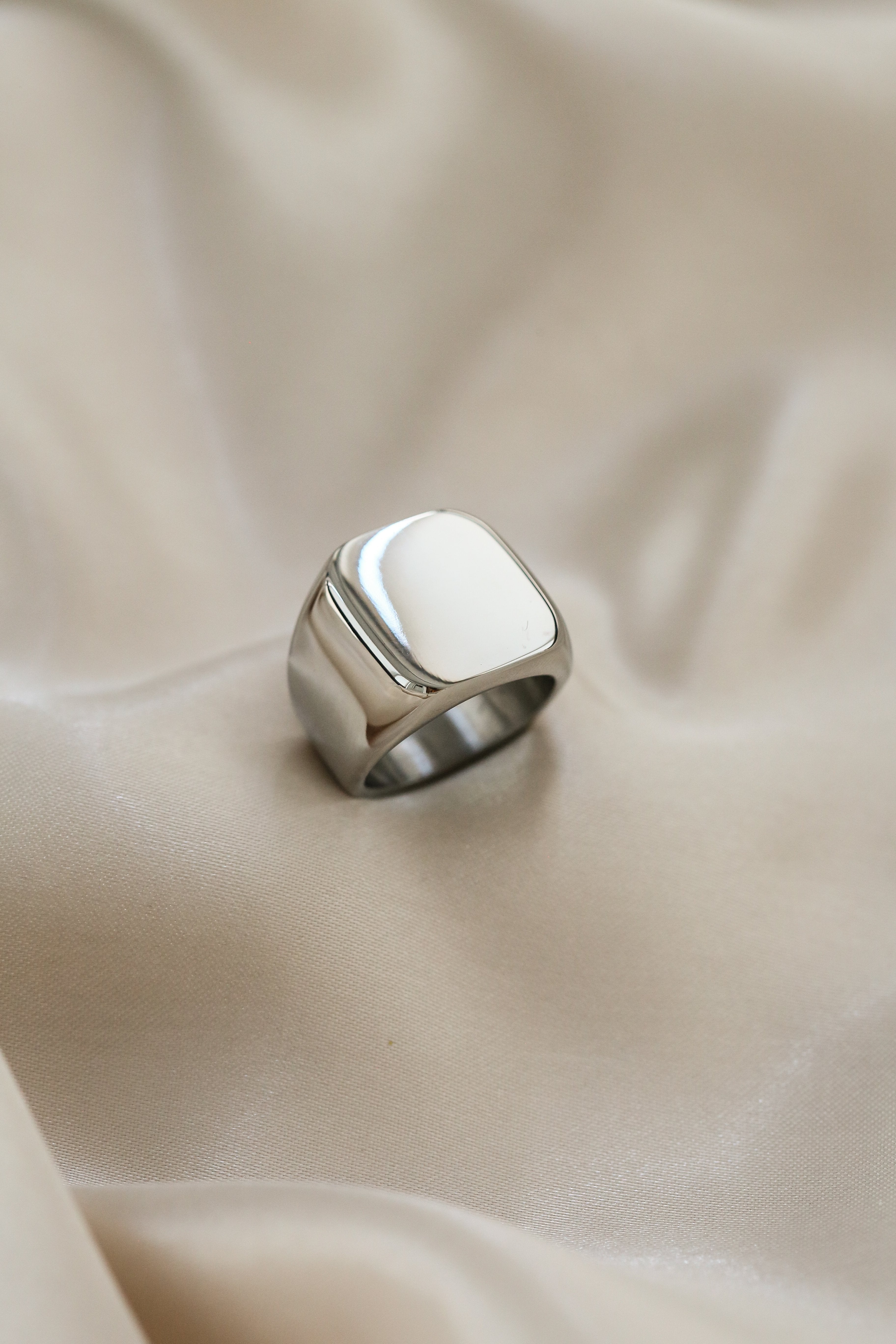 Eva Ring - Boutique Minimaliste has waterproof, durable, elegant and vintage inspired jewelry