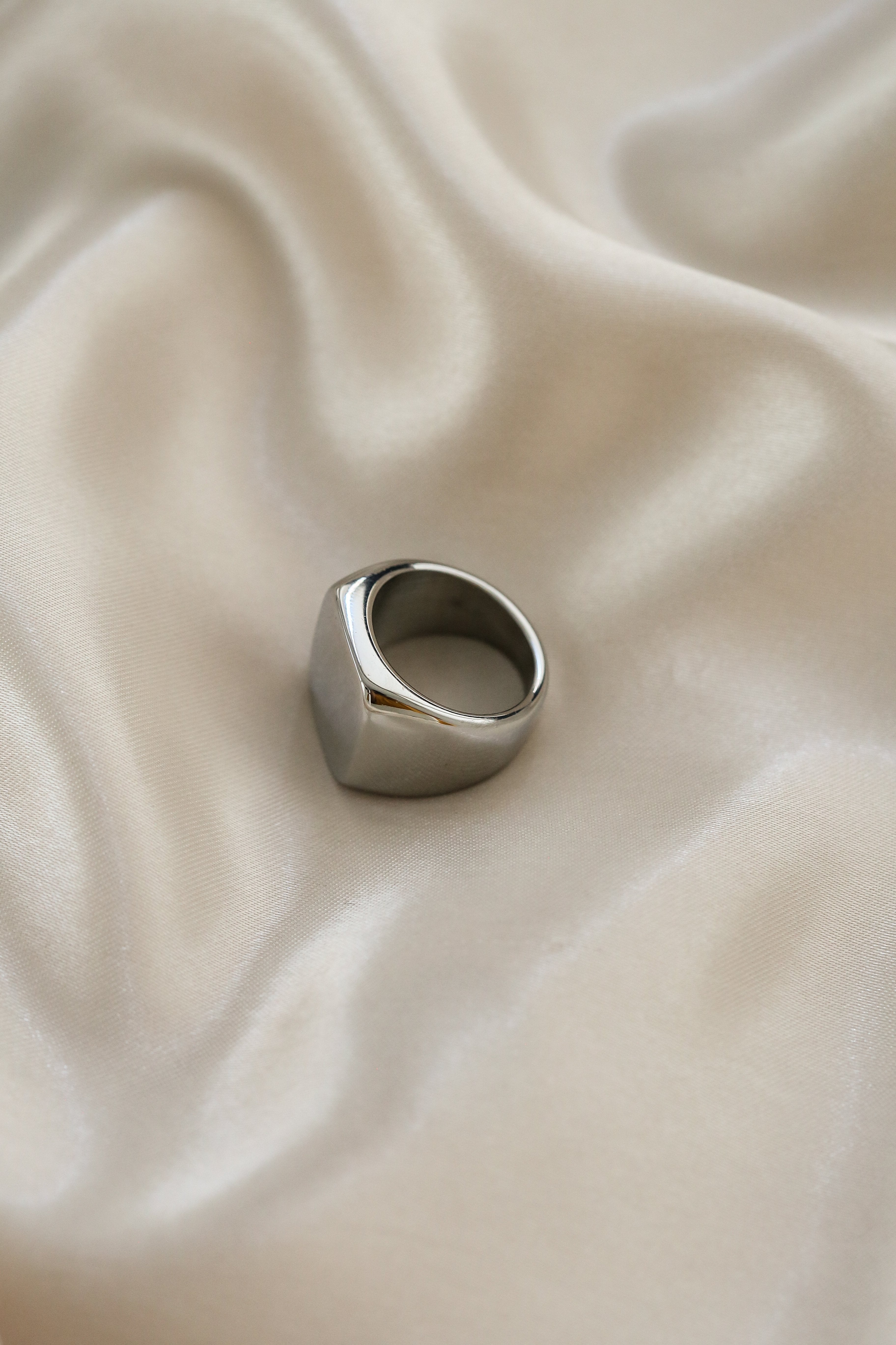 Eva Ring - Boutique Minimaliste has waterproof, durable, elegant and vintage inspired jewelry