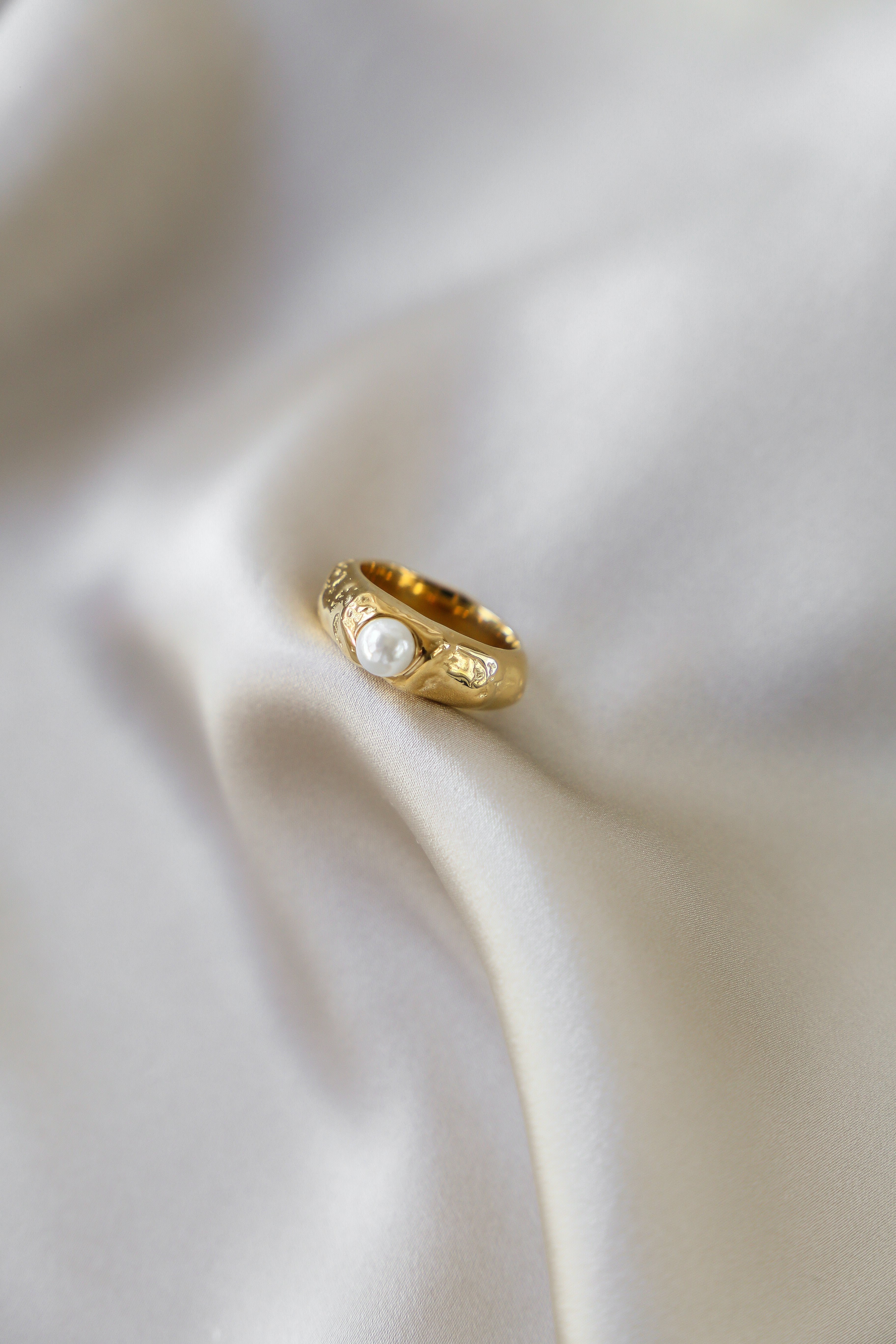 Filippa Ring - Boutique Minimaliste has waterproof, durable, elegant and vintage inspired jewelry