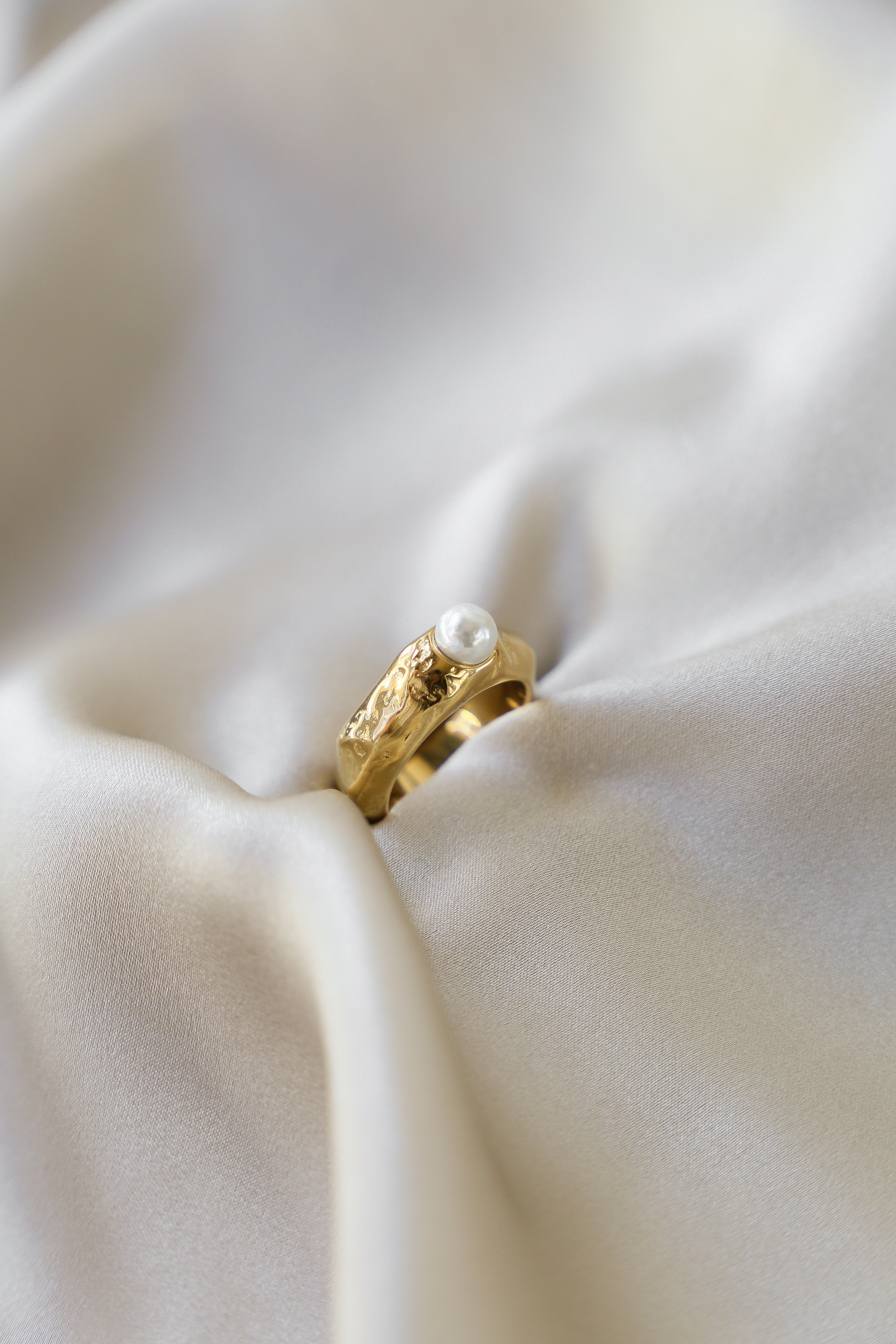 Filippa Ring - Boutique Minimaliste has waterproof, durable, elegant and vintage inspired jewelry