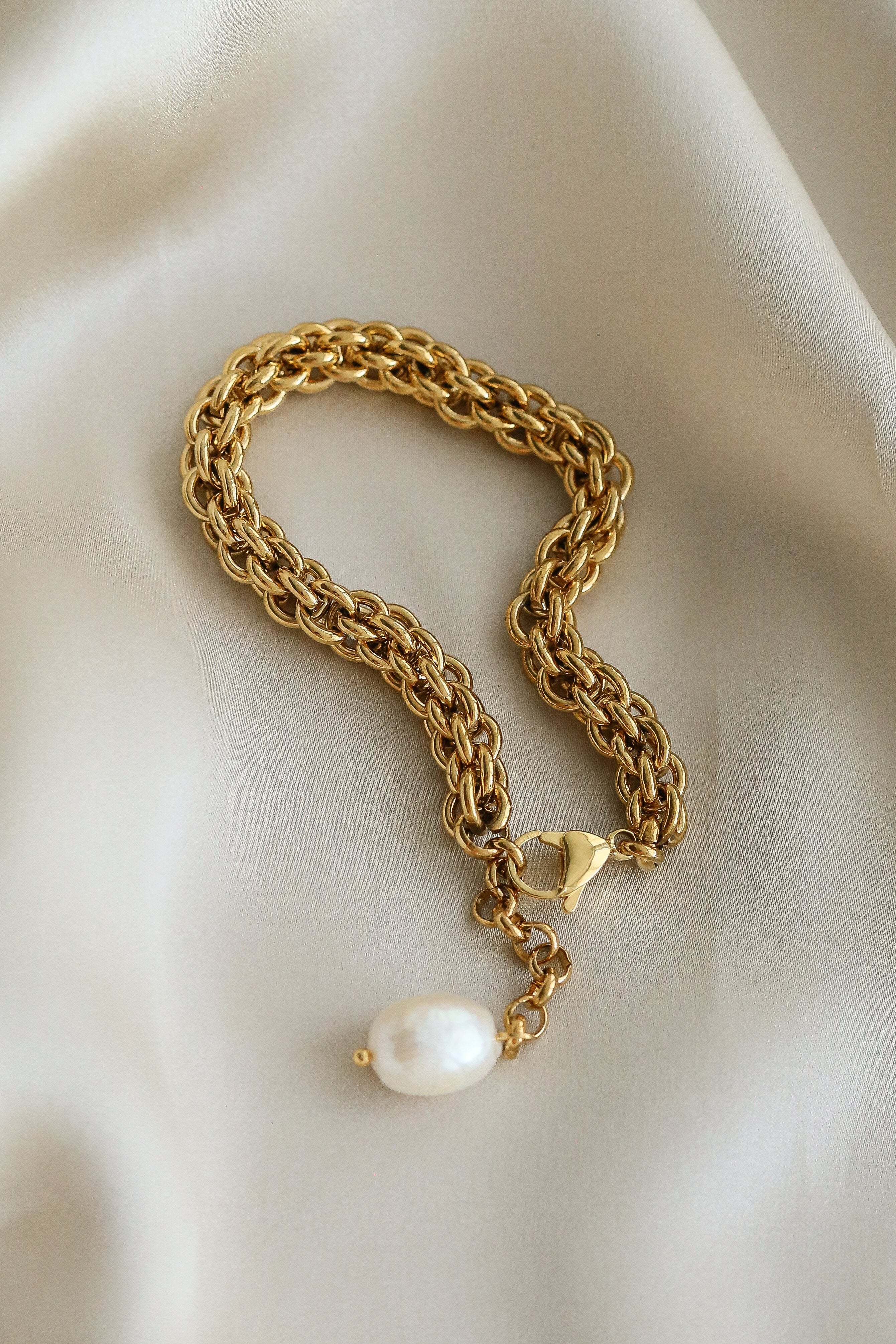 Gemma Bracelet - Boutique Minimaliste has waterproof, durable, elegant and vintage inspired jewelry