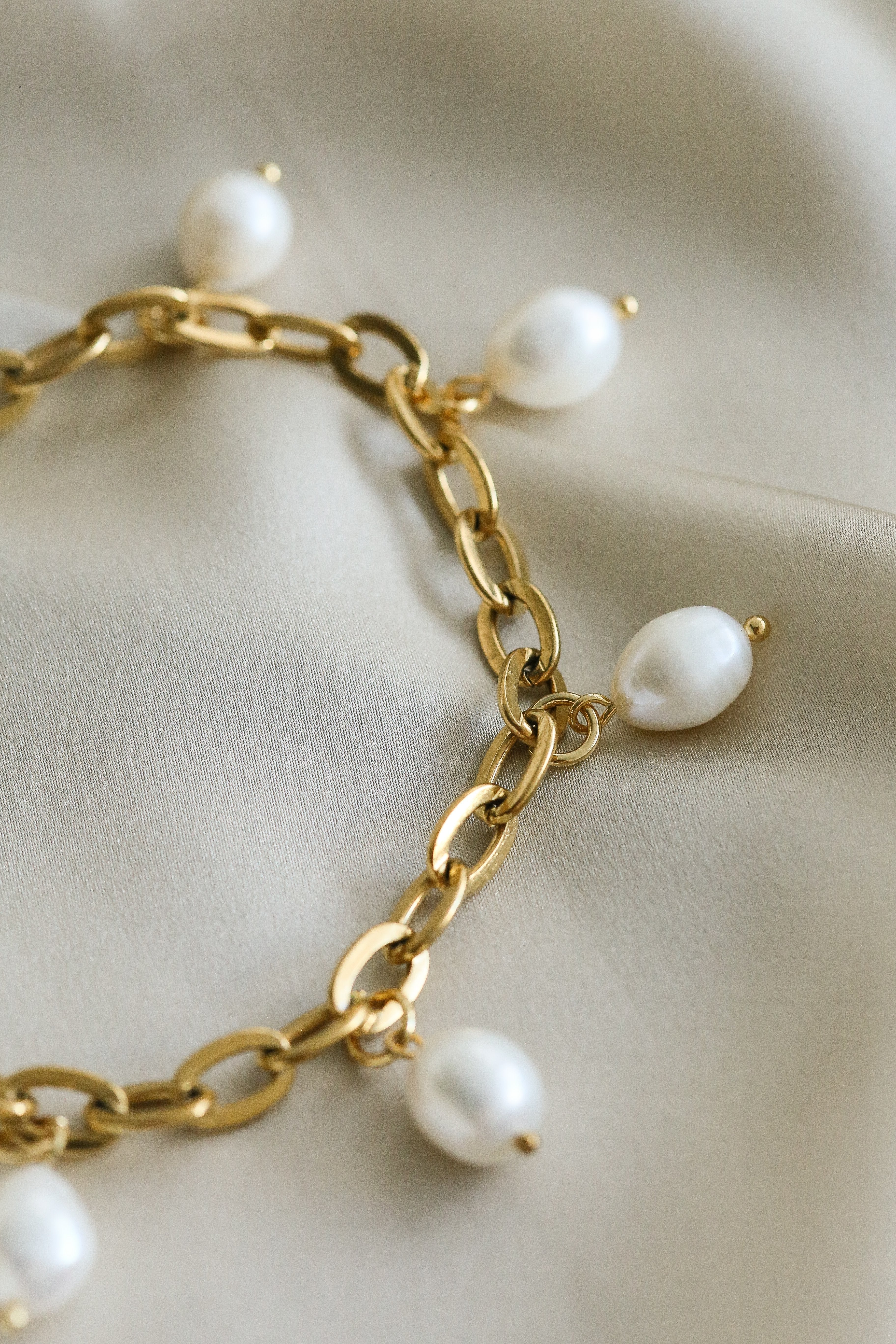 Geneviève Anklet - Boutique Minimaliste has waterproof, durable, elegant and vintage inspired jewelry