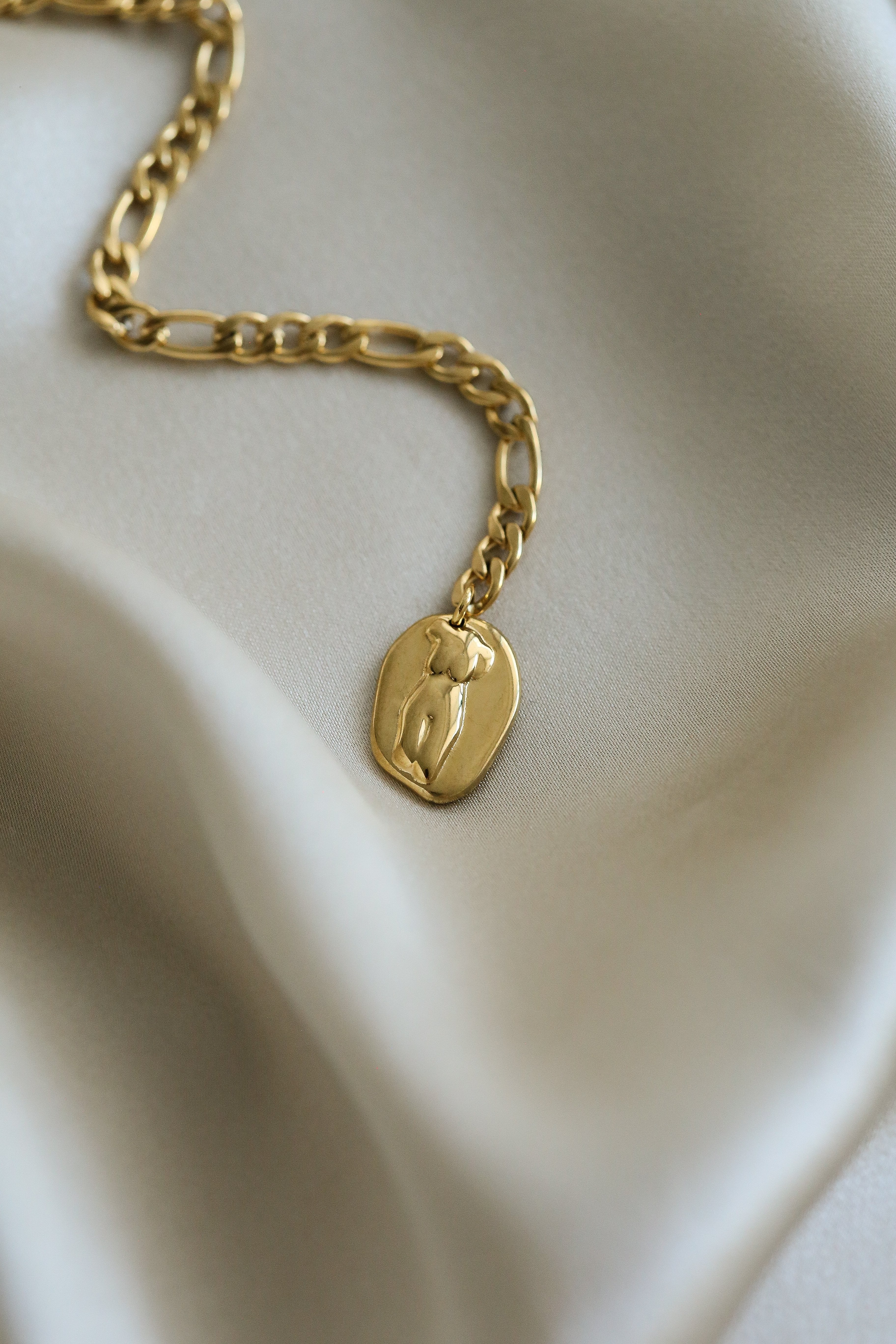 Ginny Belt - Boutique Minimaliste has waterproof, durable, elegant and vintage inspired jewelry