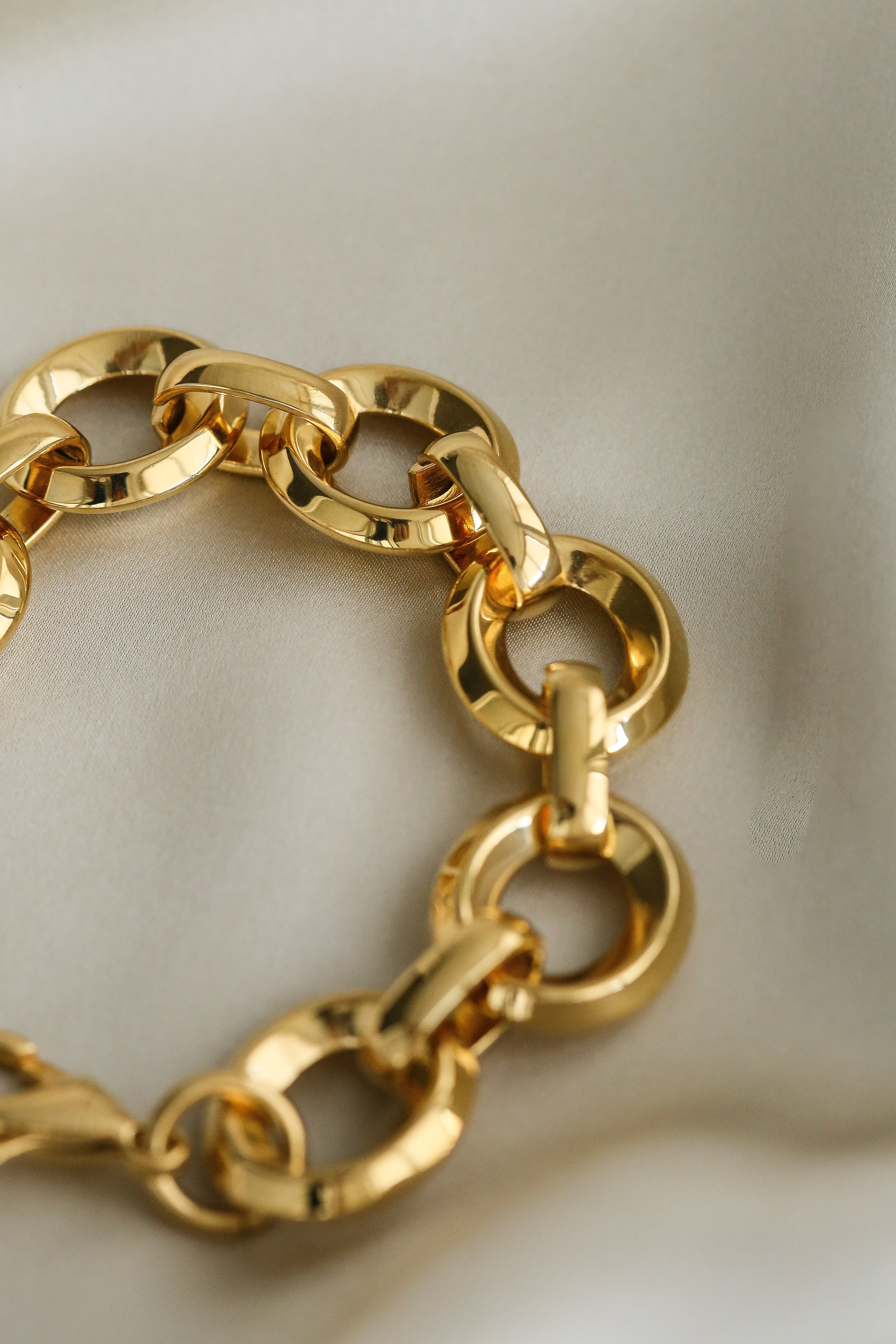 Gladys Bracelet - Boutique Minimaliste has waterproof, durable, elegant and vintage inspired jewelry