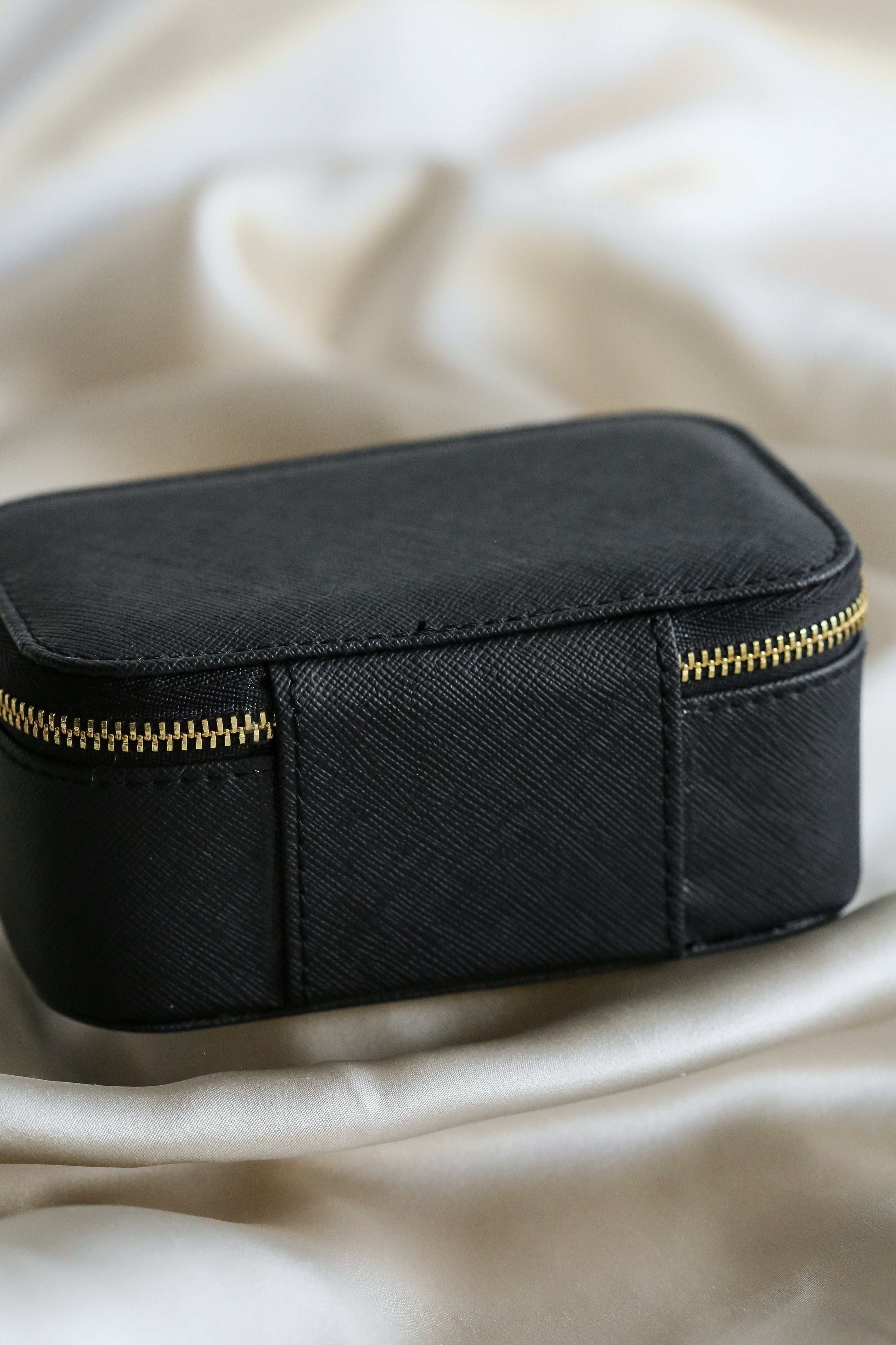 Greta Jewelry Travel Case - Boutique Minimaliste has waterproof, durable, elegant and vintage inspired jewelry