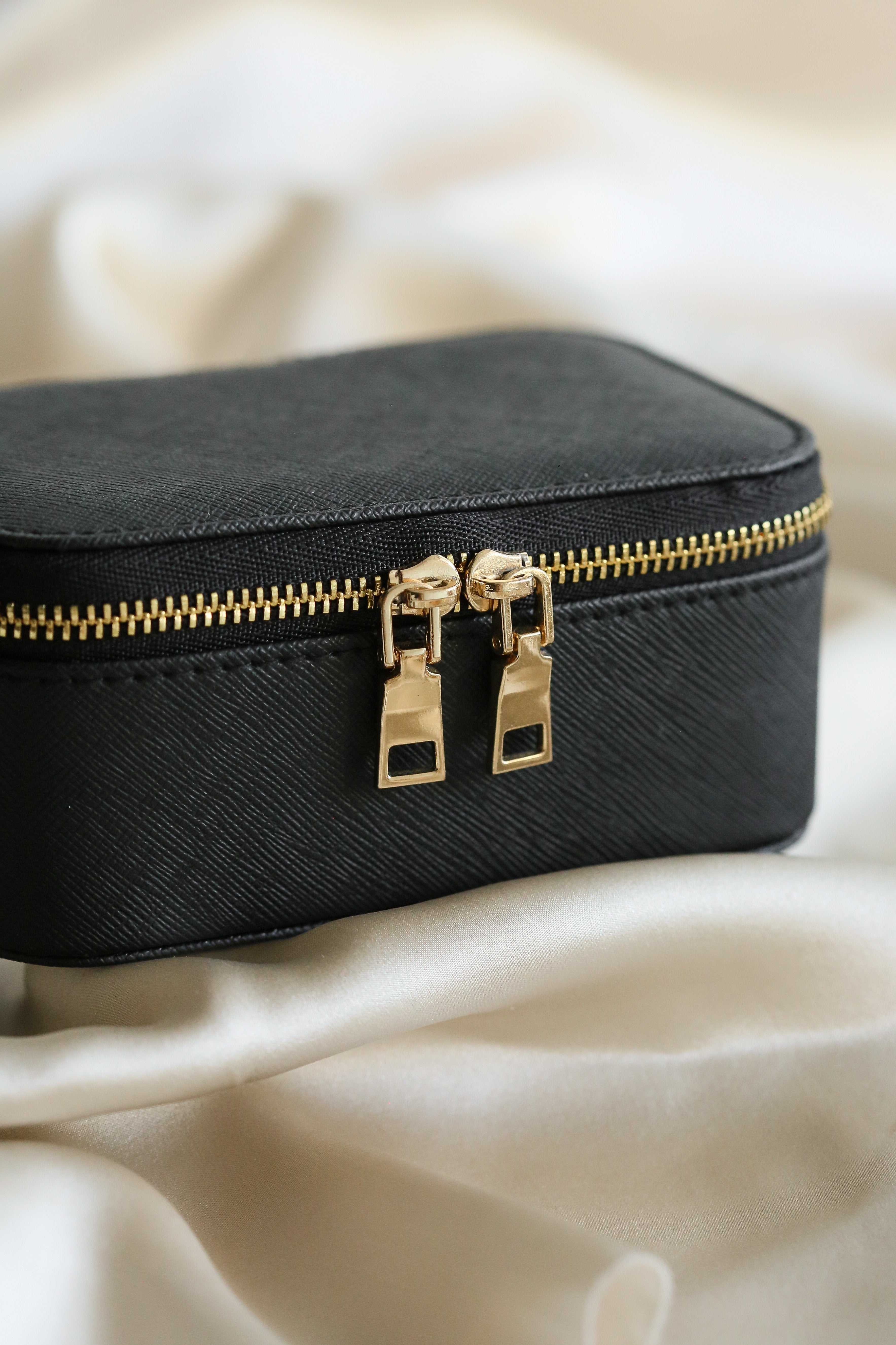 Greta Jewelry Travel Case - Boutique Minimaliste has waterproof, durable, elegant and vintage inspired jewelry