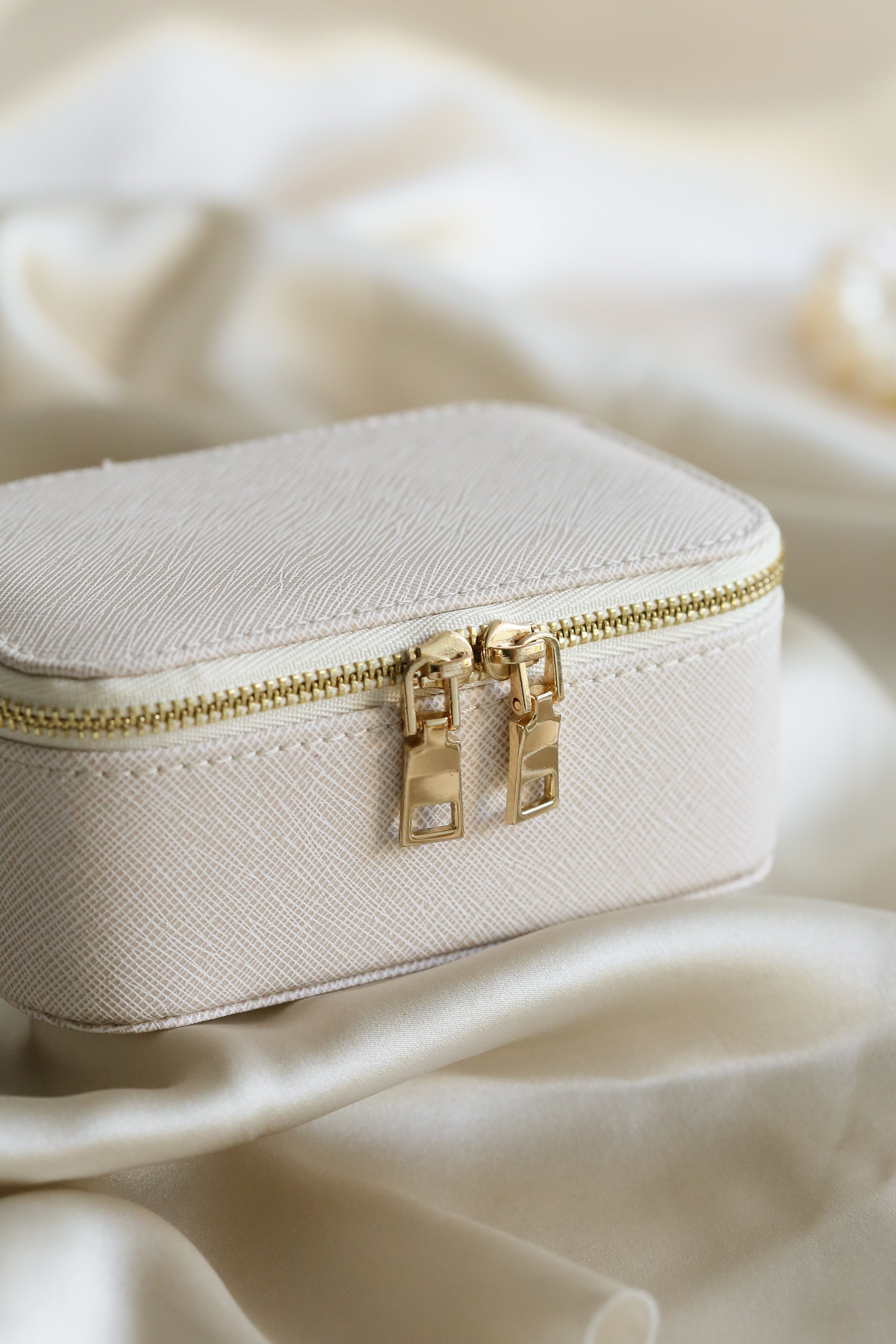 Greta Jewelry Travel Case - Boutique Minimaliste has waterproof, durable, elegant and vintage inspired jewelry