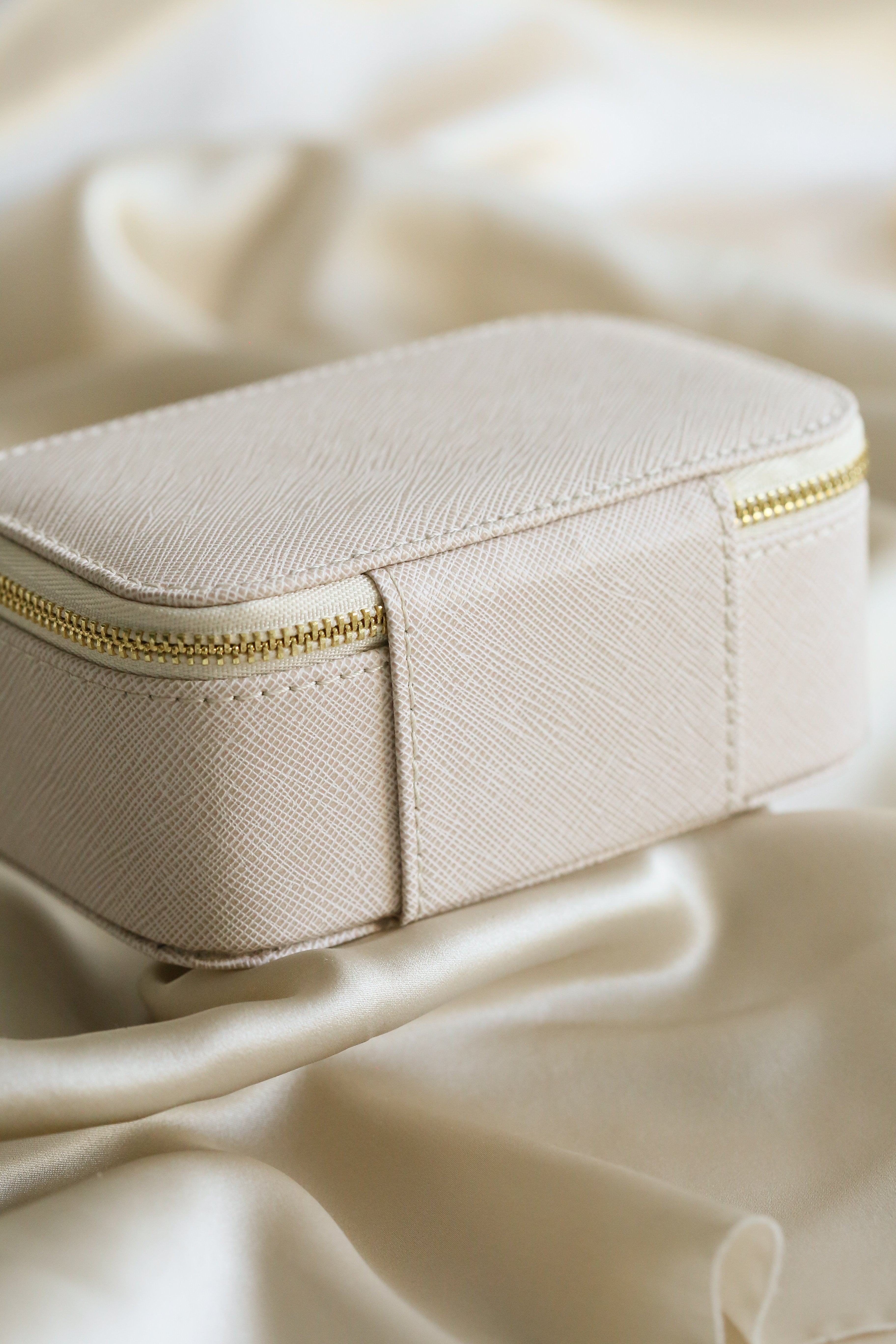 Greta Jewelry Travel Case - Boutique Minimaliste has waterproof, durable, elegant and vintage inspired jewelry