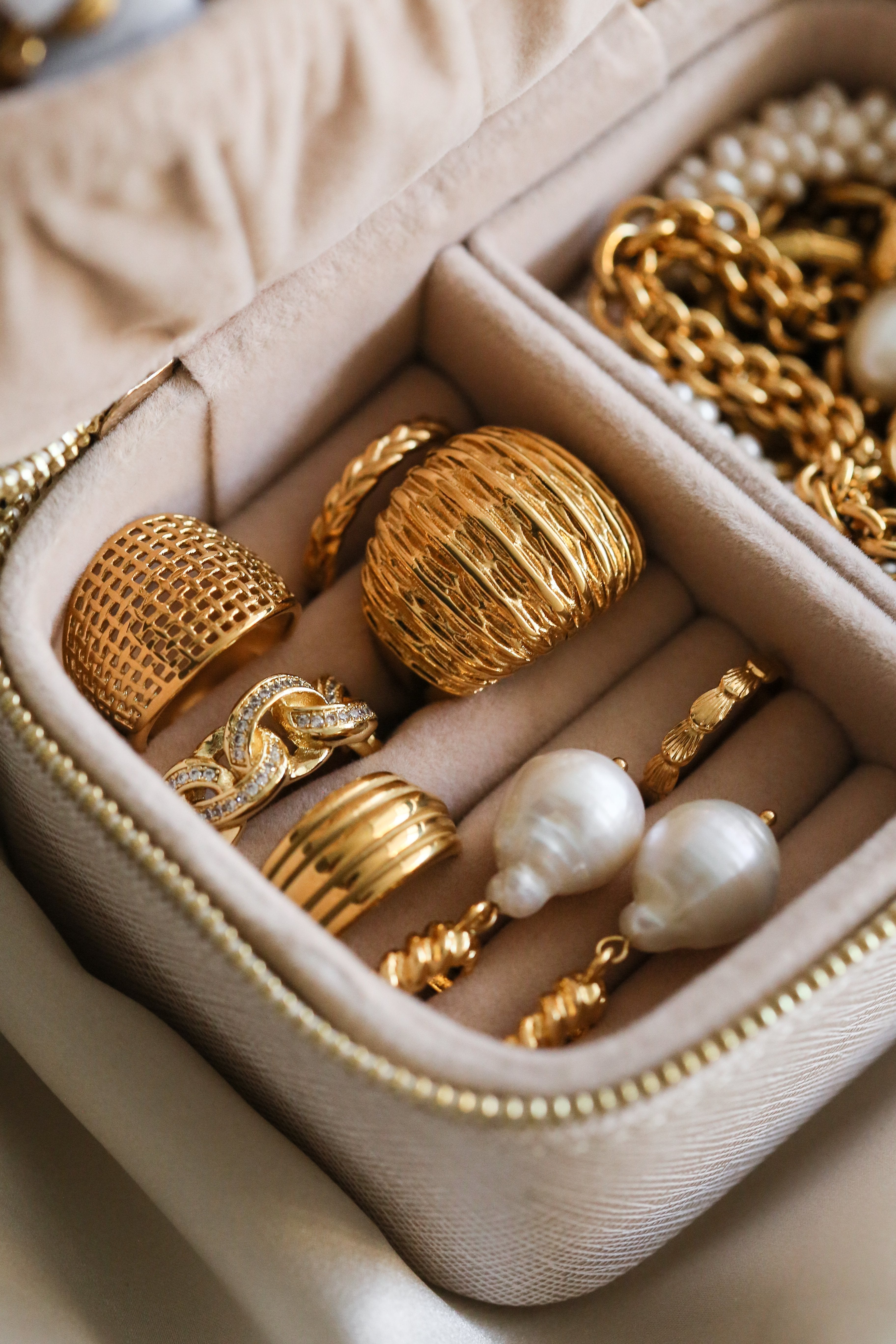 Greta Jewelry Travel Case - Boutique Minimaliste has waterproof, durable, elegant and vintage inspired jewelry