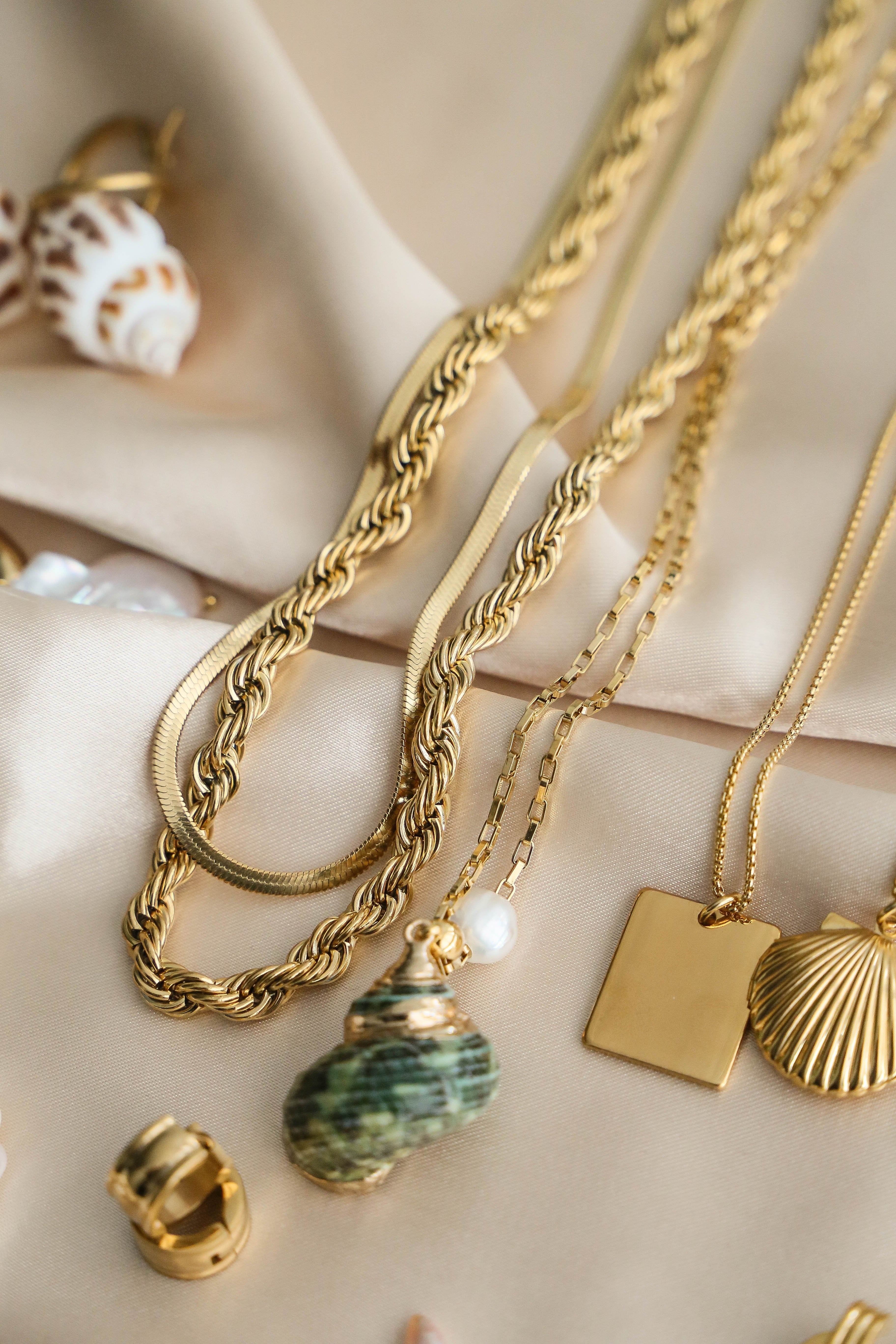 Harper Herringbone Necklace - Boutique Minimaliste has waterproof, durable, elegant and vintage inspired jewelry