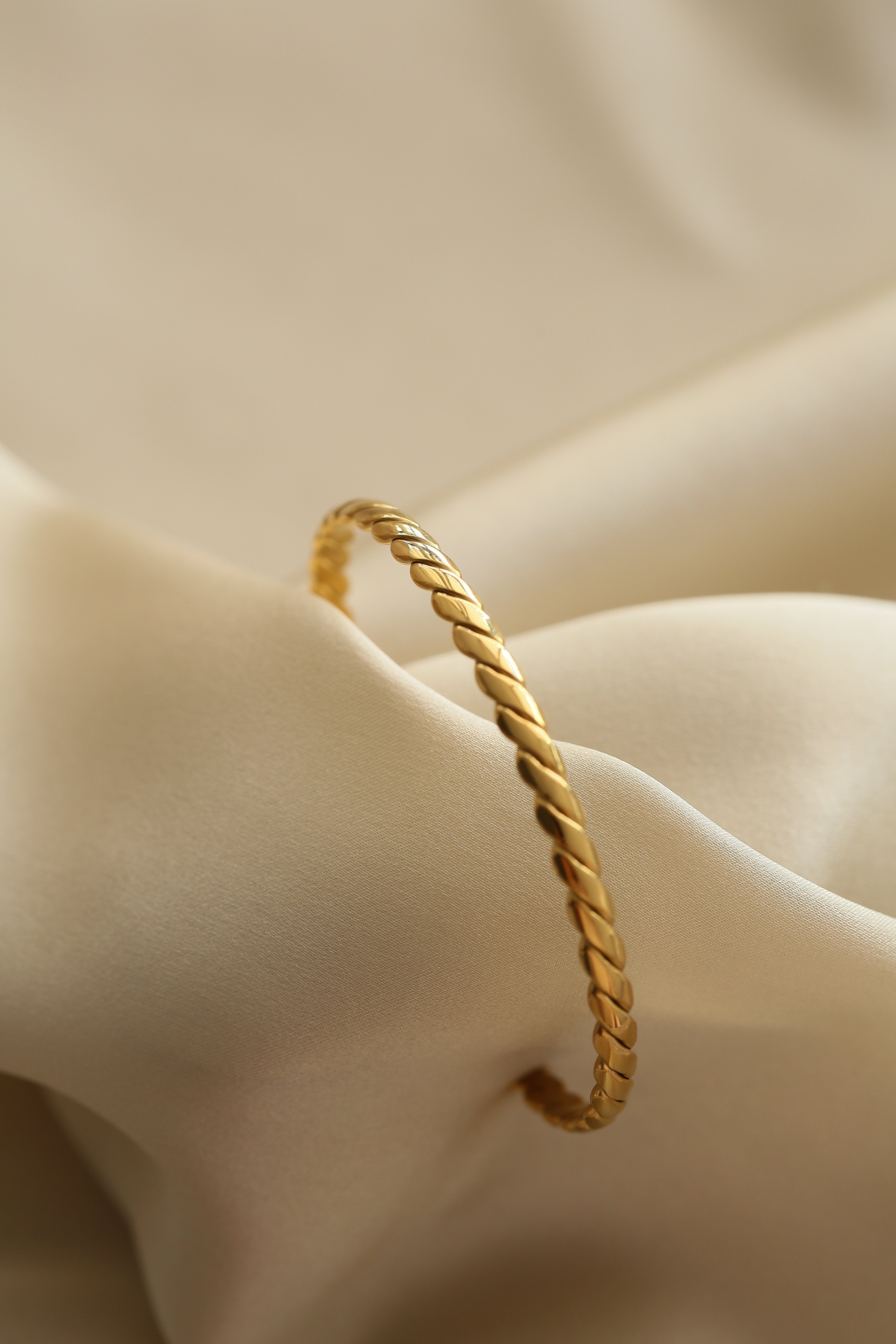 Heddie Cuff - Boutique Minimaliste has waterproof, durable, elegant and vintage inspired jewelry