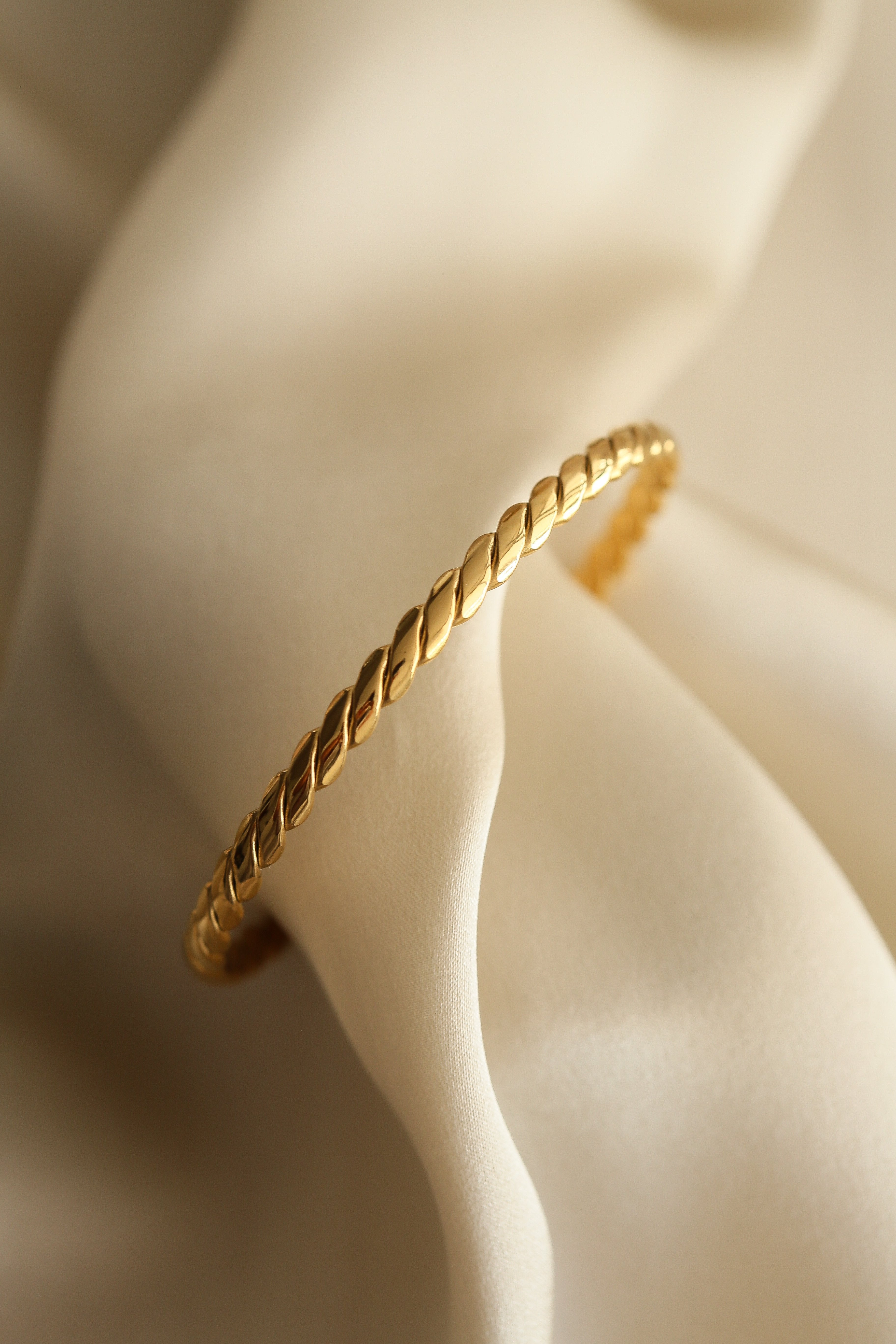 Heddie Cuff - Boutique Minimaliste has waterproof, durable, elegant and vintage inspired jewelry