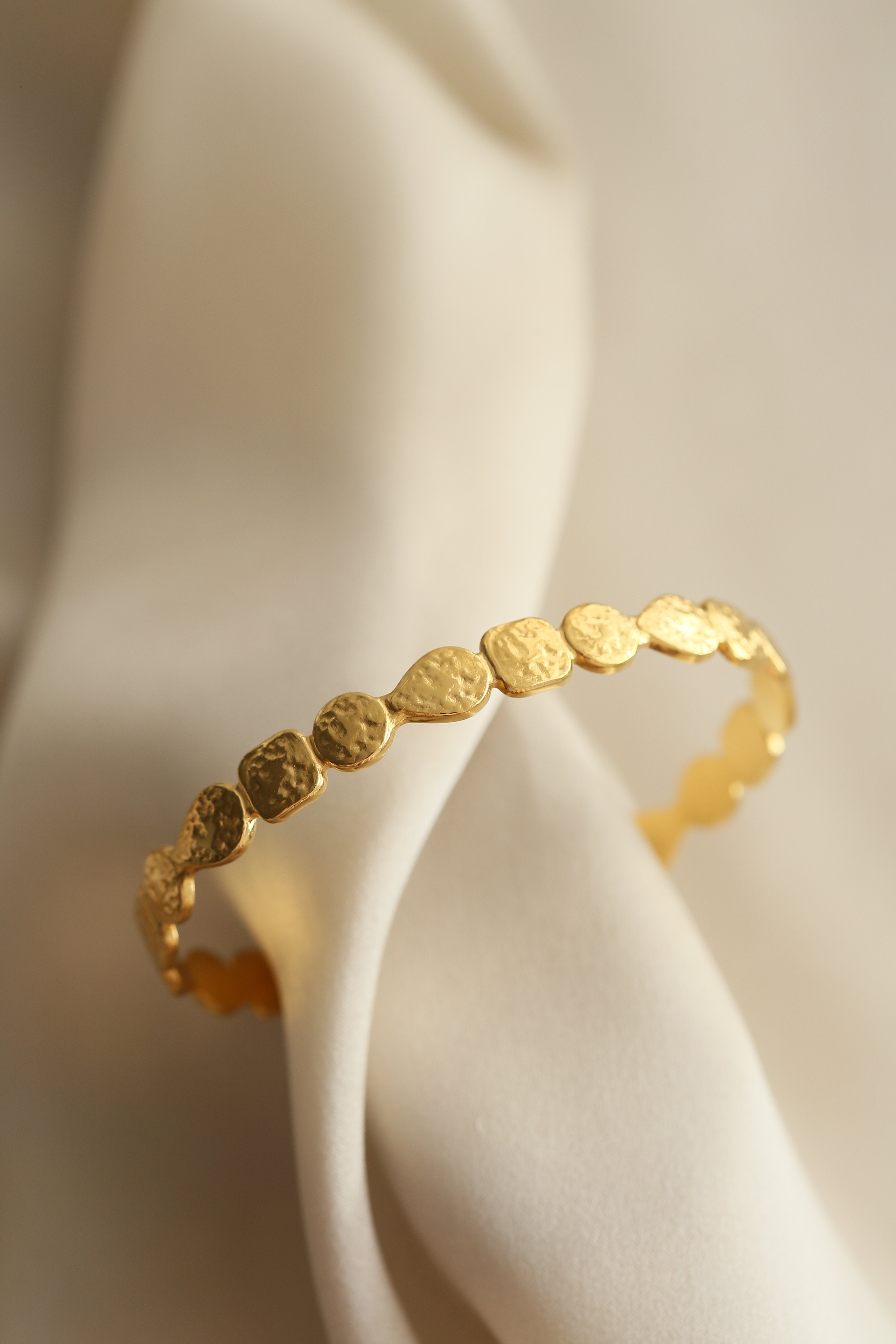 Hedvig Cuff - Boutique Minimaliste has waterproof, durable, elegant and vintage inspired jewelry