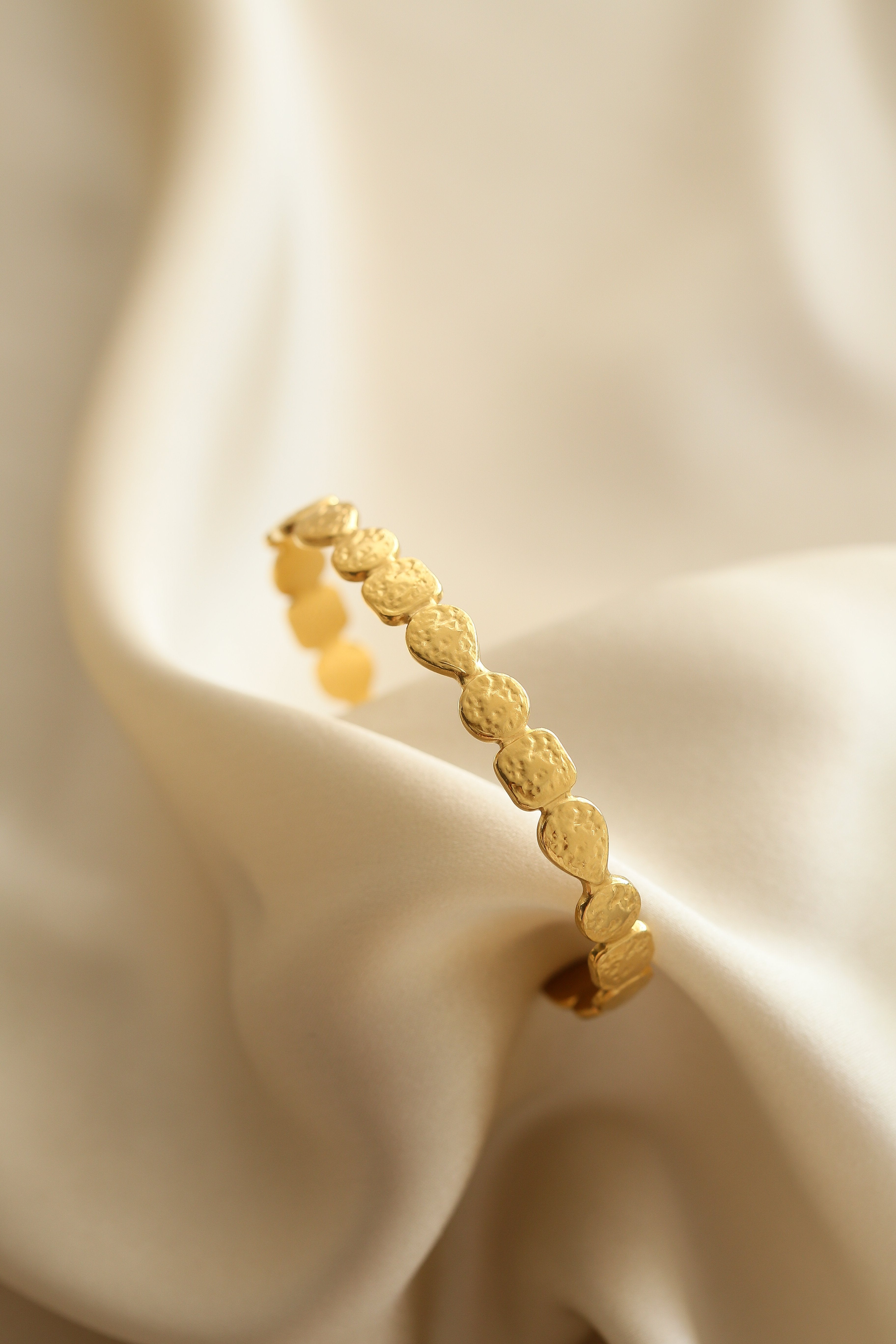 Hedvig Cuff - Boutique Minimaliste has waterproof, durable, elegant and vintage inspired jewelry