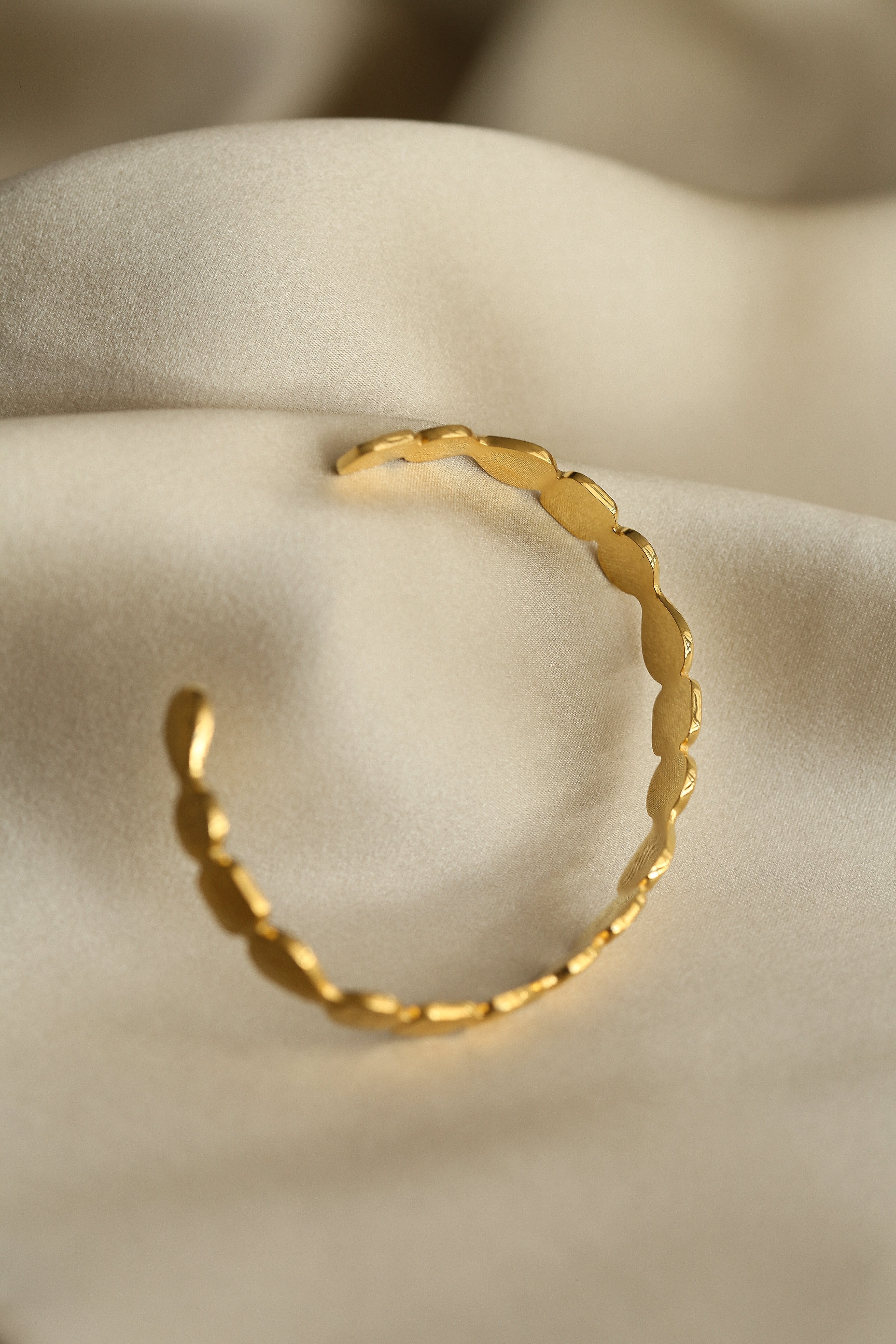 Hedvig Cuff - Boutique Minimaliste has waterproof, durable, elegant and vintage inspired jewelry