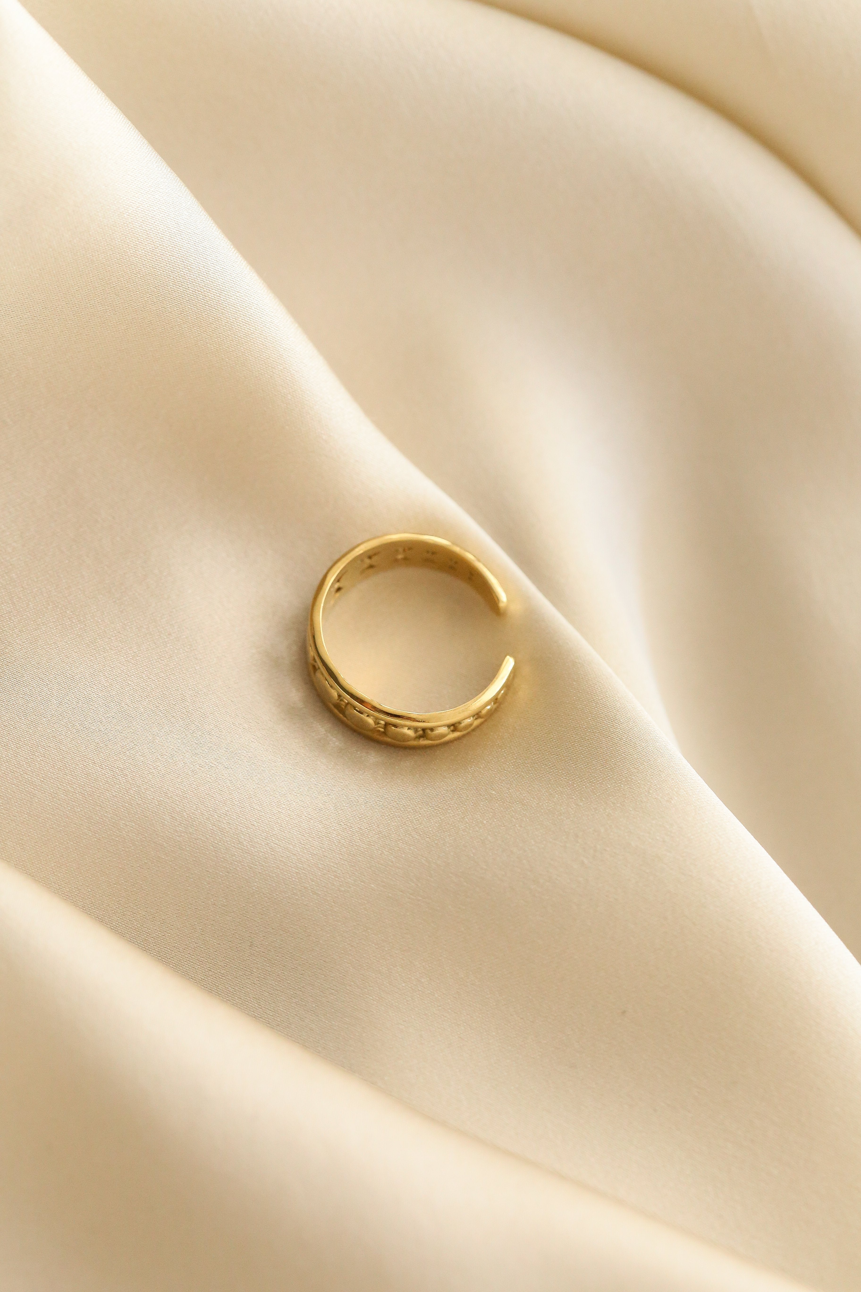 Holly Ring - Boutique Minimaliste has waterproof, durable, elegant and vintage inspired jewelry