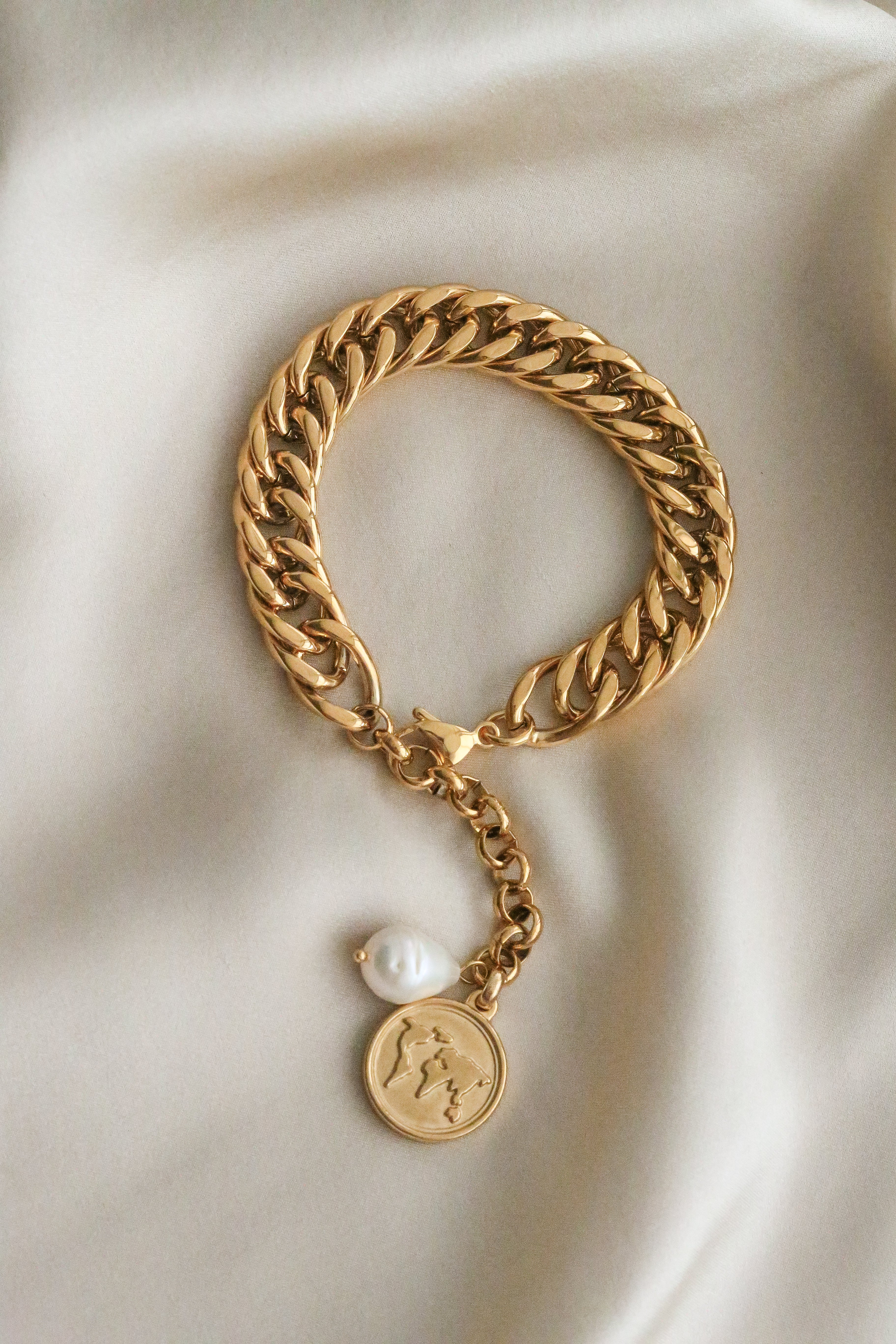 Il Mondo Bracelet - Boutique Minimaliste has waterproof, durable, elegant and vintage inspired jewelry