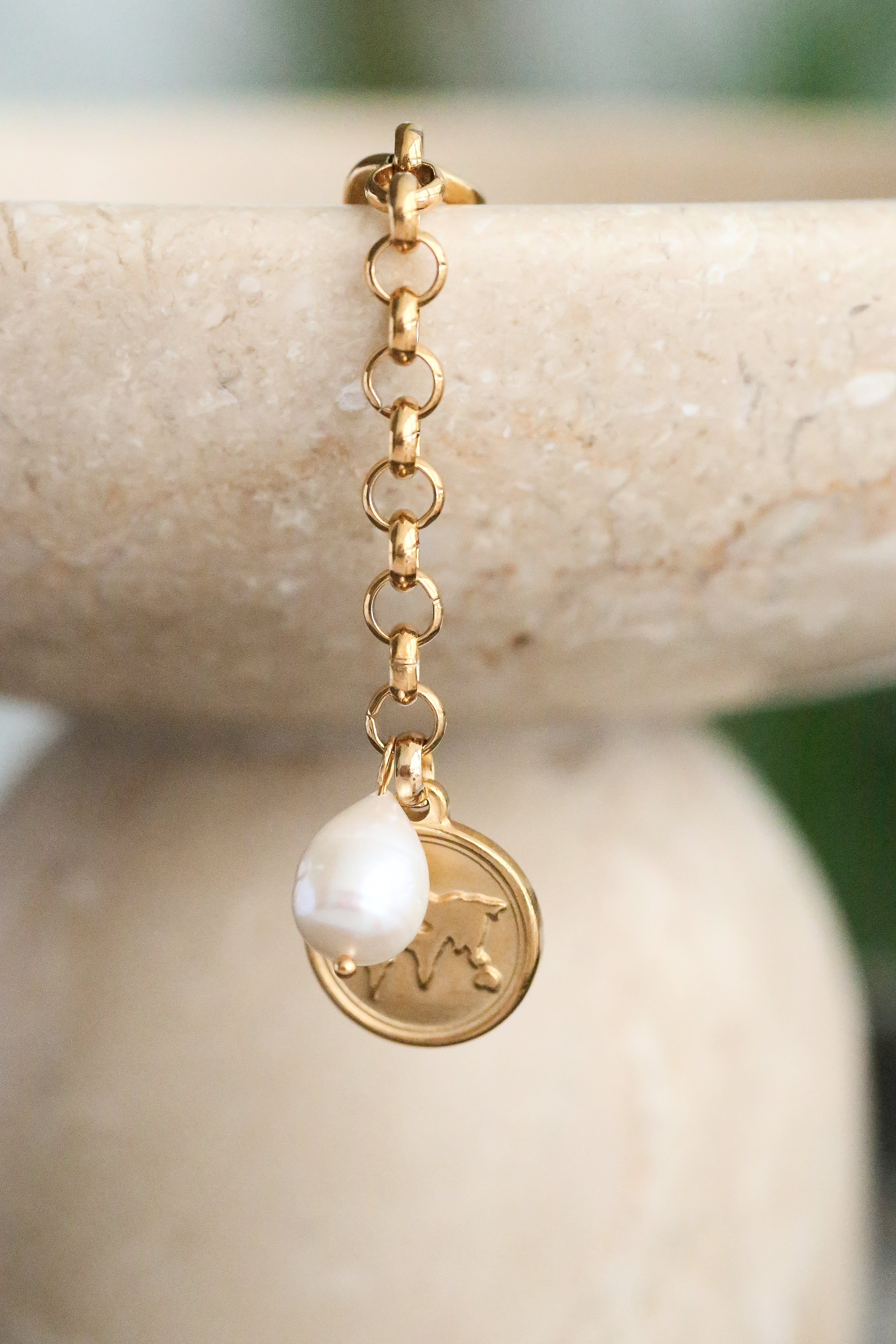 Il Mondo Bracelet - Boutique Minimaliste has waterproof, durable, elegant and vintage inspired jewelry