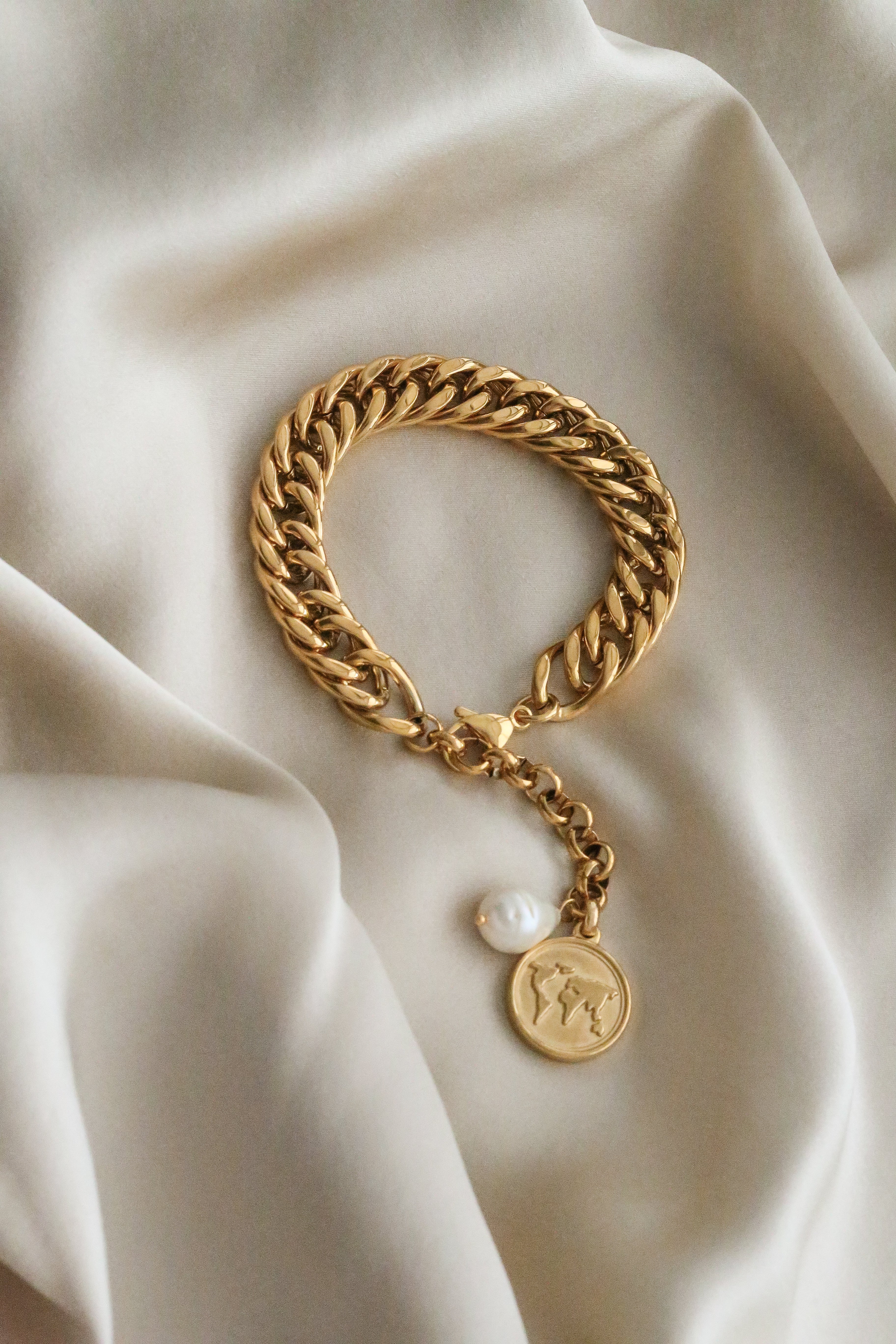 Il Mondo Bracelet - Boutique Minimaliste has waterproof, durable, elegant and vintage inspired jewelry