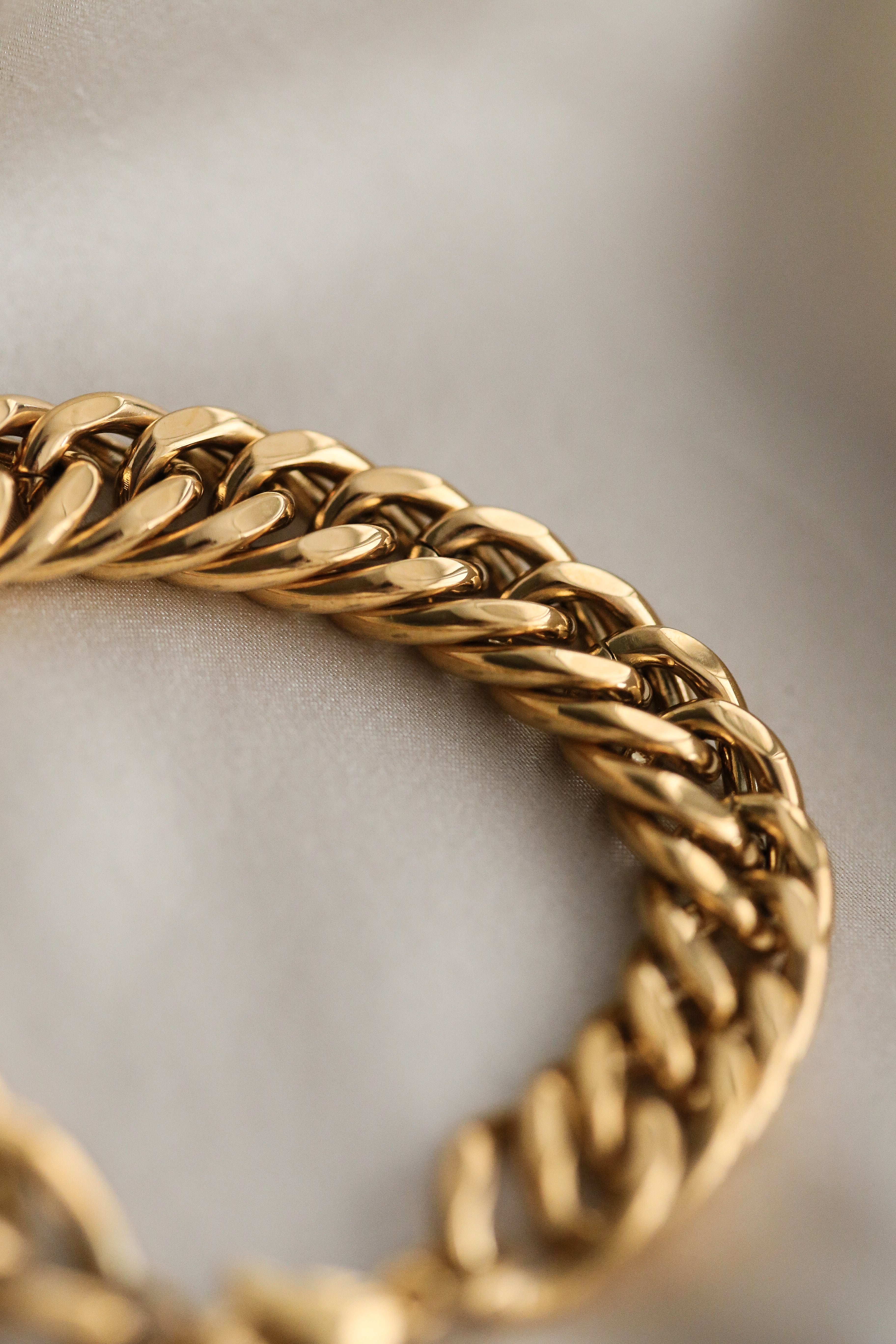 Il Mondo Bracelet - Boutique Minimaliste has waterproof, durable, elegant and vintage inspired jewelry