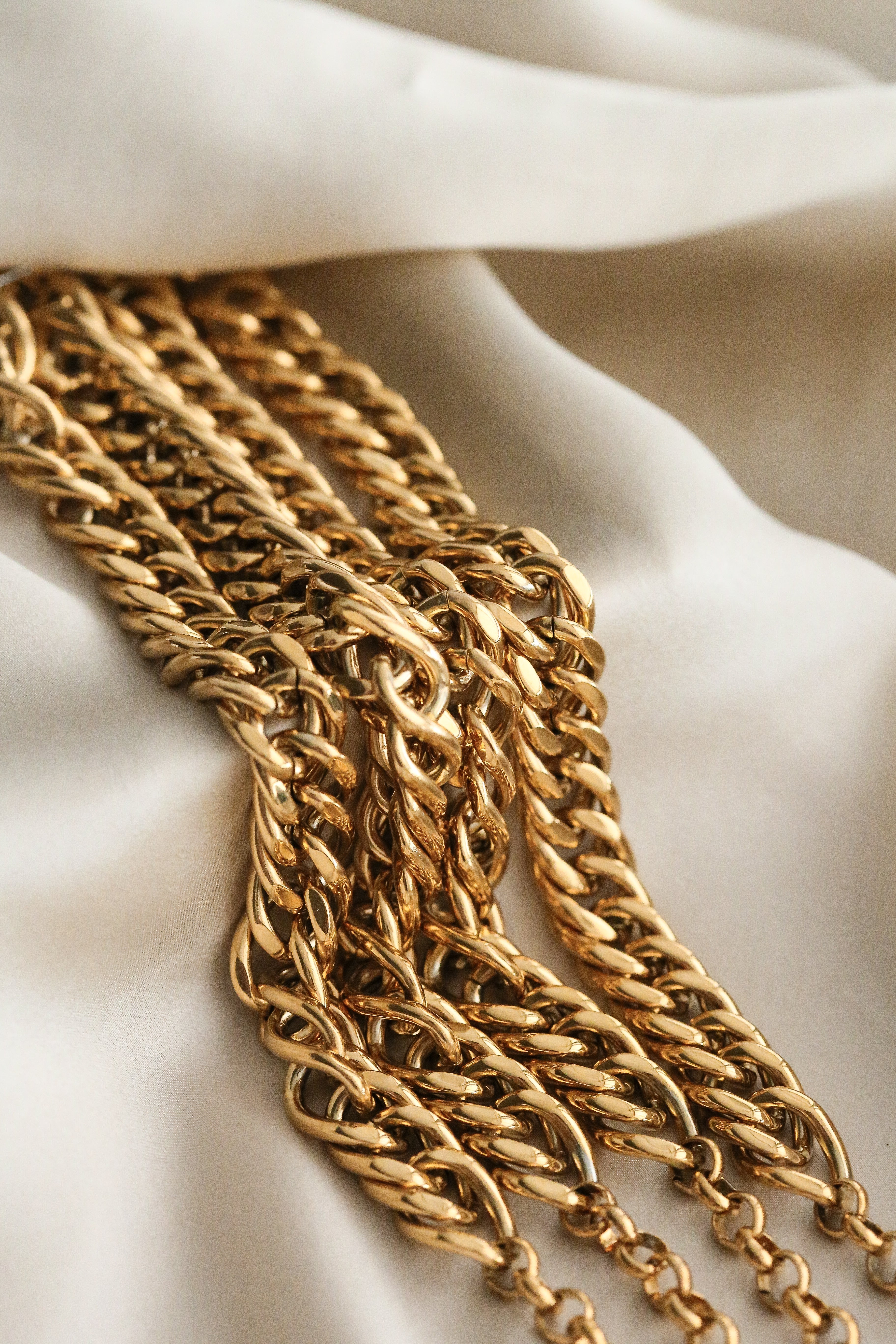 Il Mondo Bracelet - Boutique Minimaliste has waterproof, durable, elegant and vintage inspired jewelry
