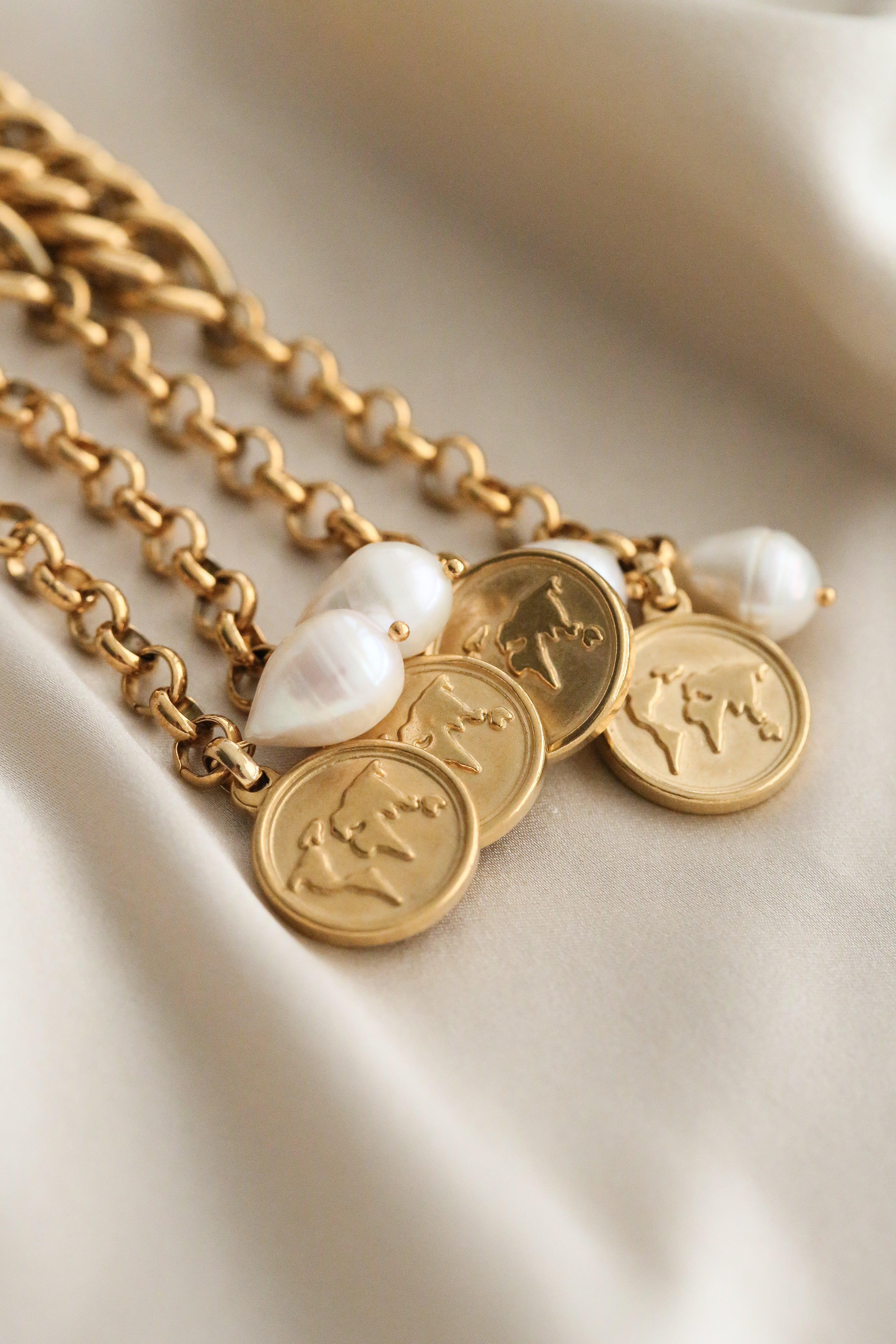Il Mondo Bracelet - Boutique Minimaliste has waterproof, durable, elegant and vintage inspired jewelry