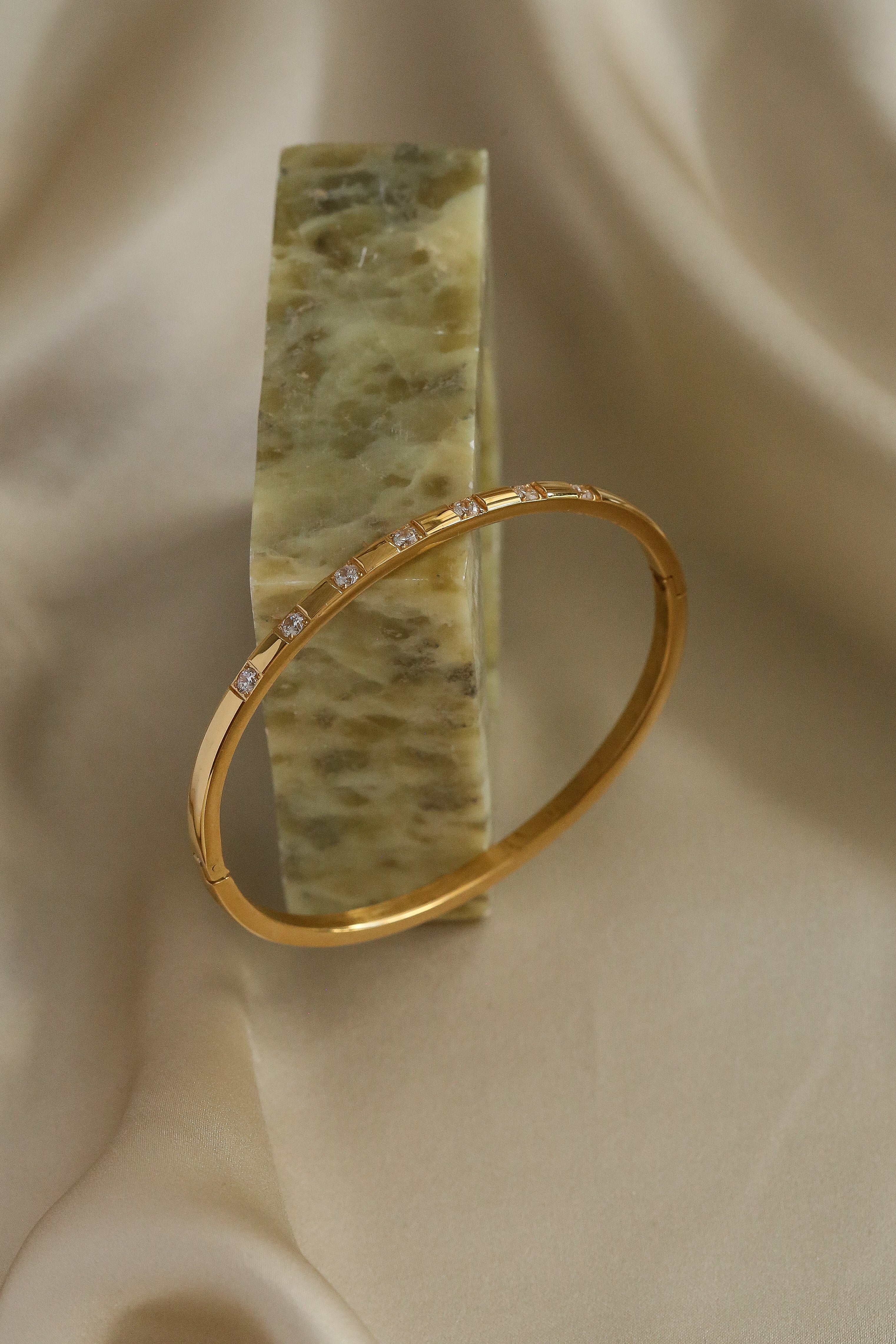 Ilaria Cuff - Boutique Minimaliste has waterproof, durable, elegant and vintage inspired jewelry