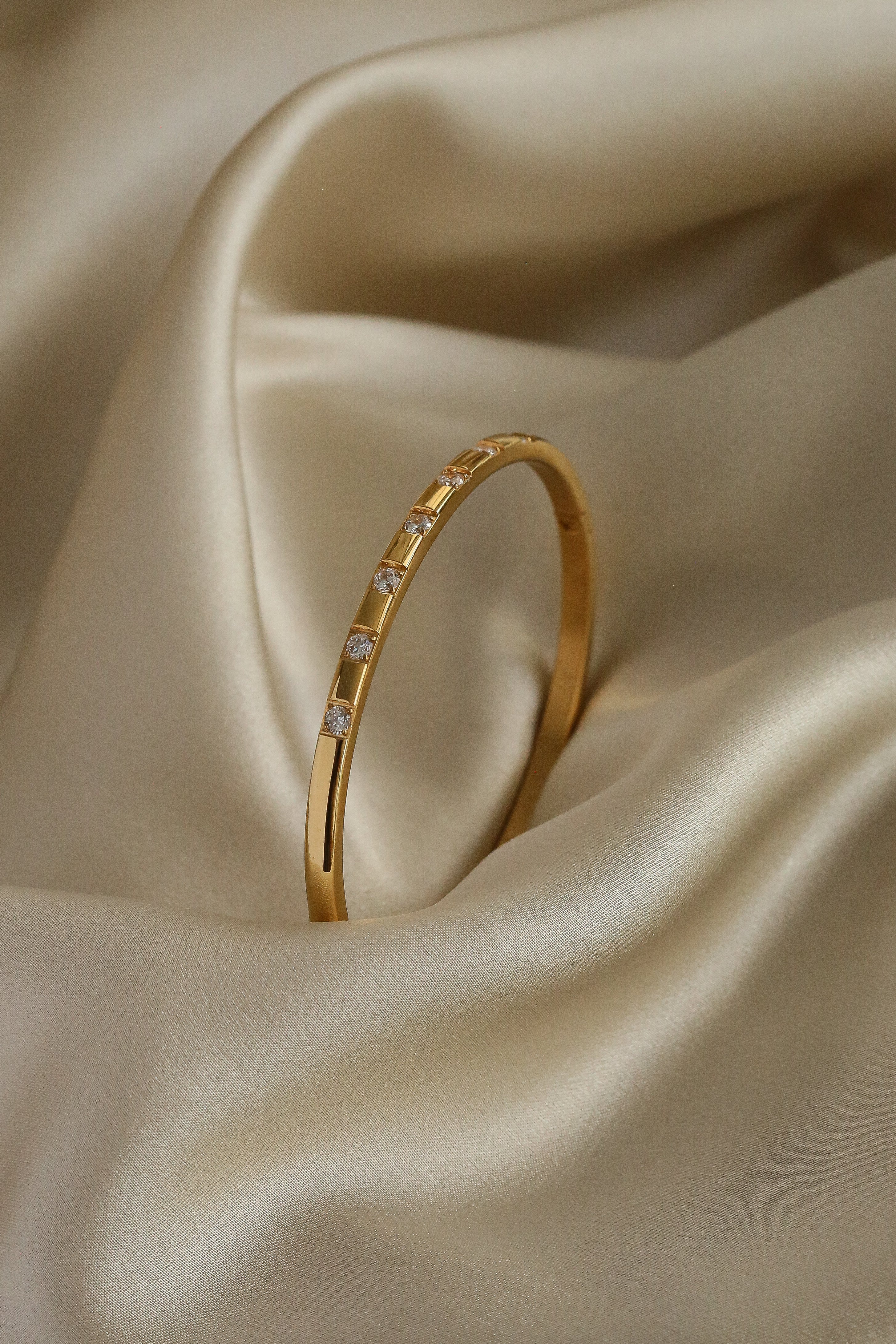 Ilaria Cuff - Boutique Minimaliste has waterproof, durable, elegant and vintage inspired jewelry
