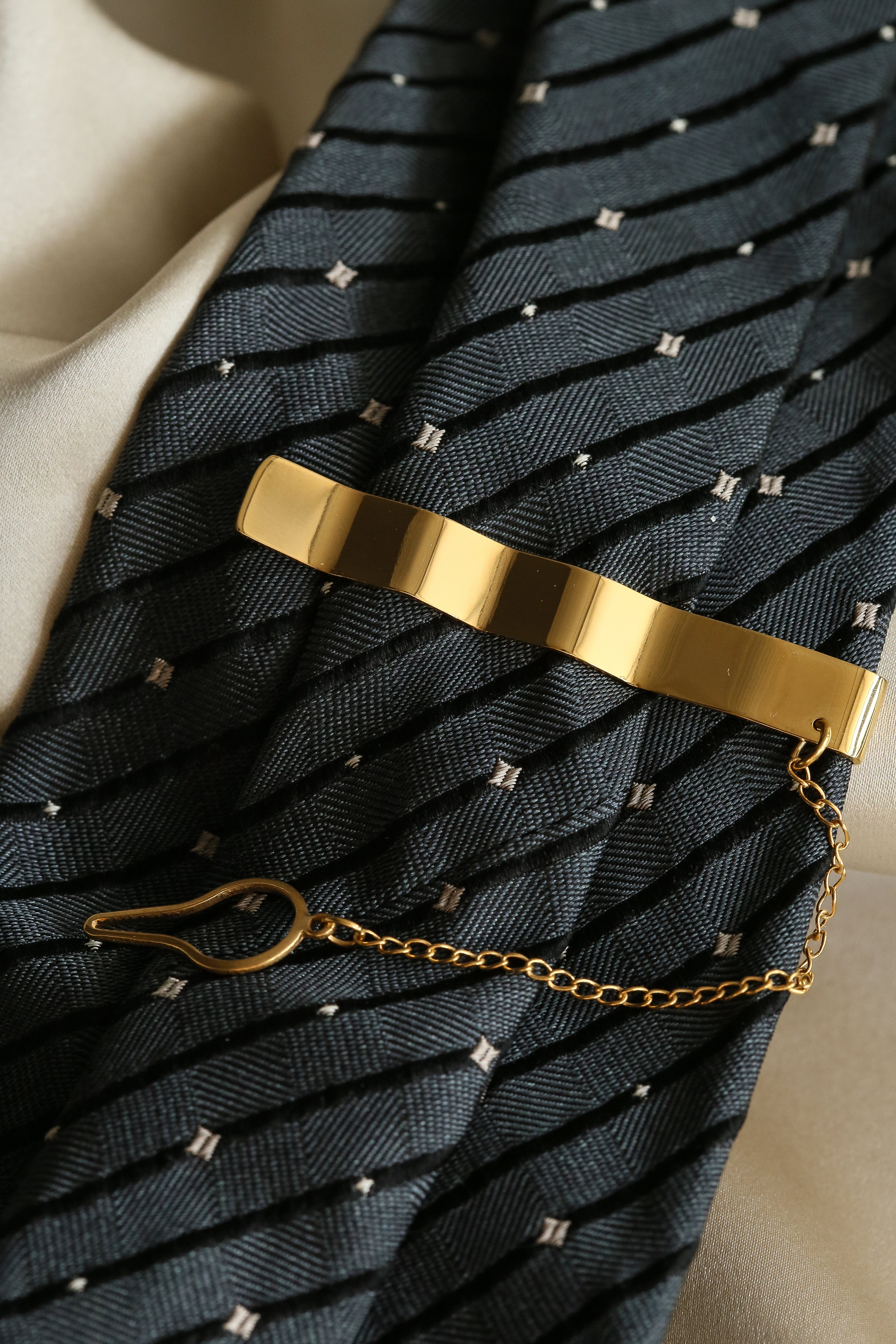 Isaac Tie Clip - Boutique Minimaliste has waterproof, durable, elegant and vintage inspired jewelry