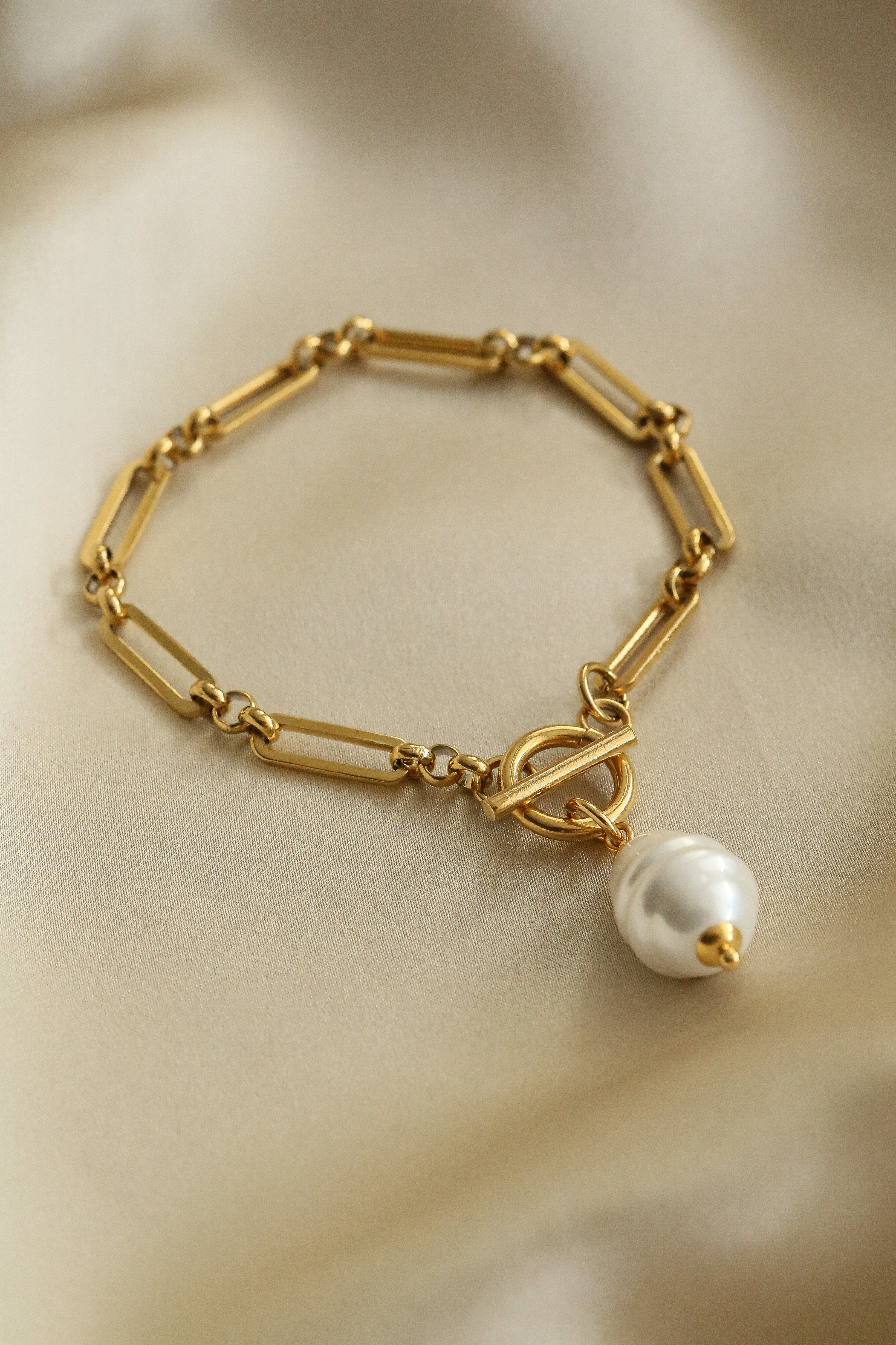 Isla Bracelet - Boutique Minimaliste has waterproof, durable, elegant and vintage inspired jewelry