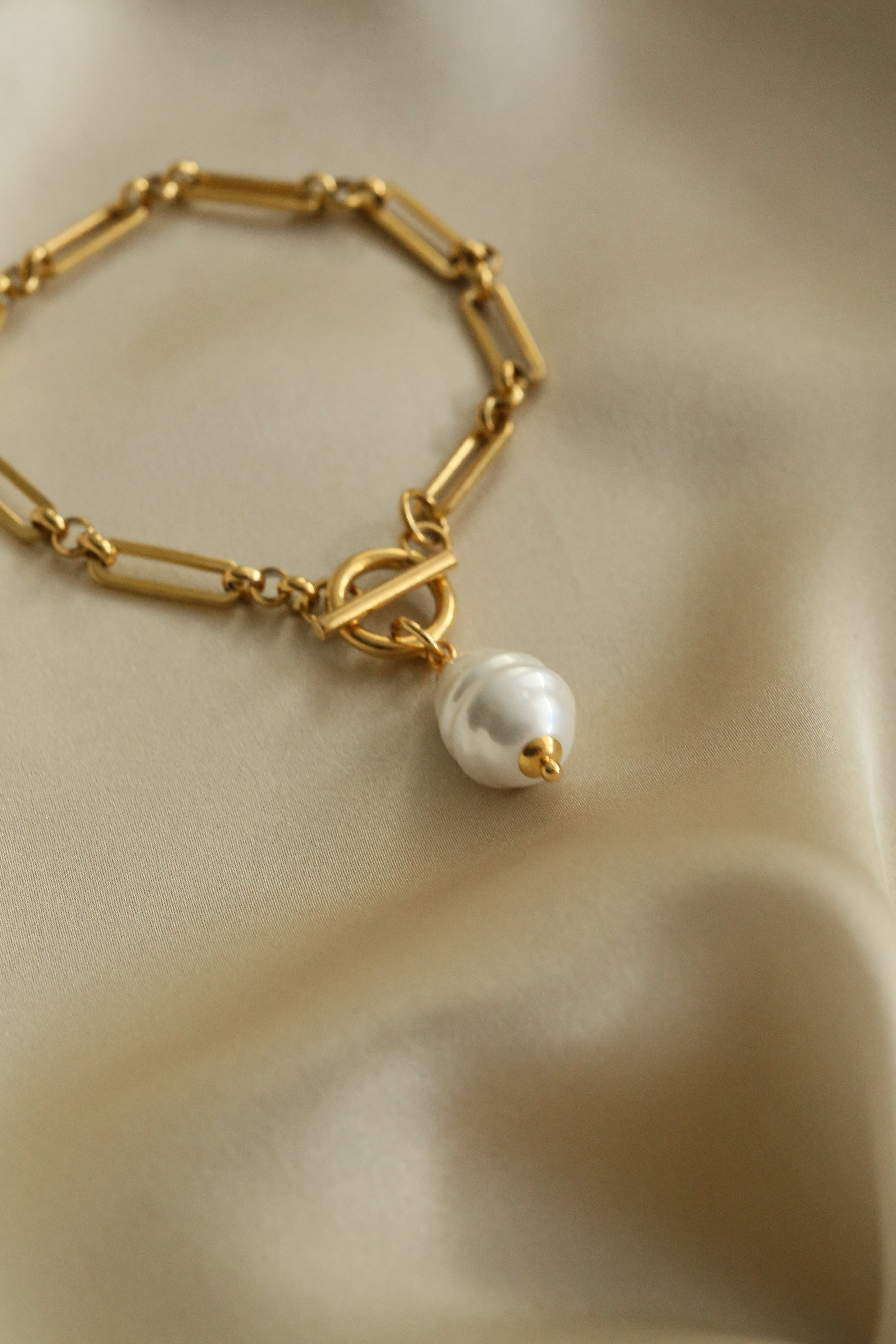 Isla Bracelet - Boutique Minimaliste has waterproof, durable, elegant and vintage inspired jewelry