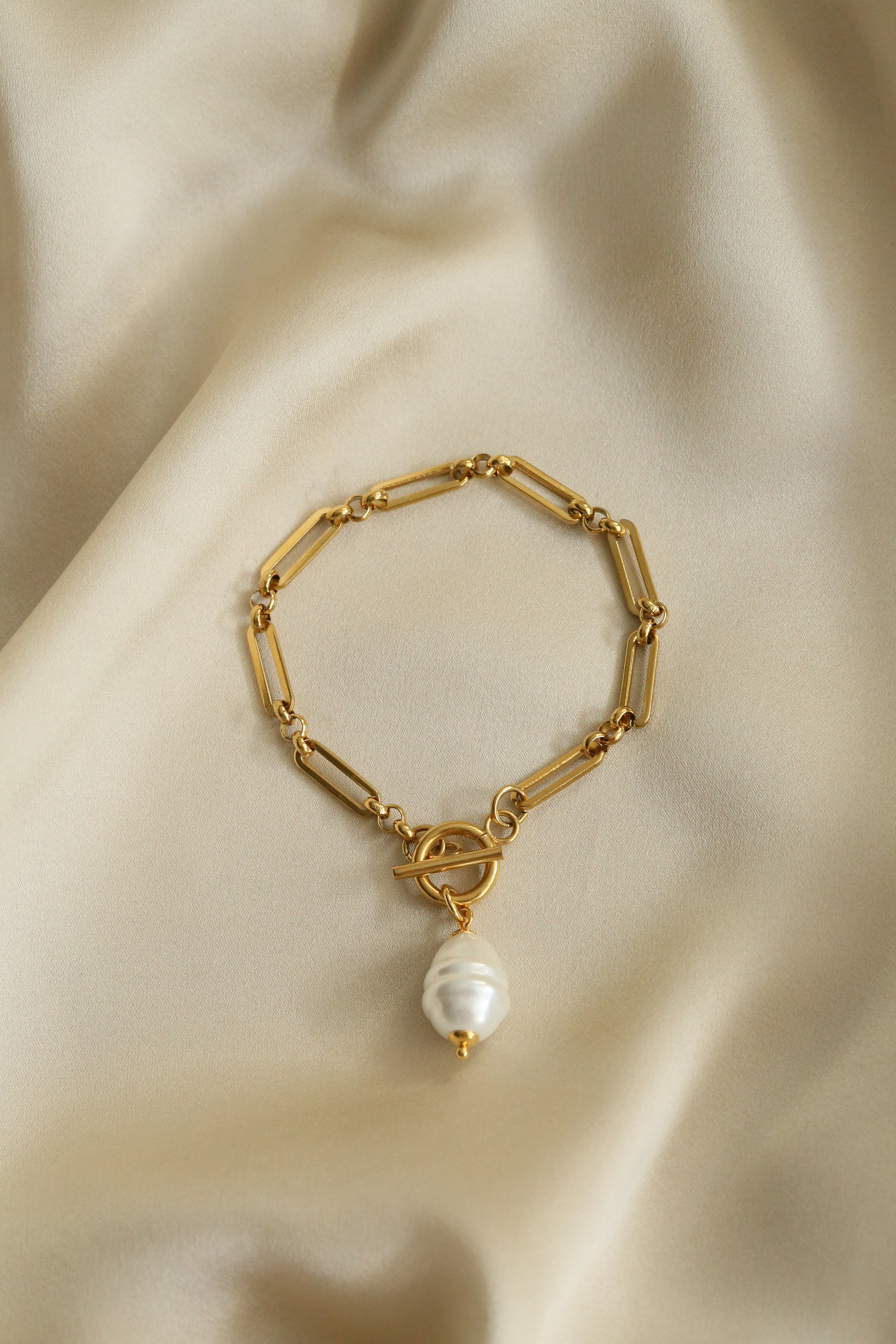 Isla Bracelet - Boutique Minimaliste has waterproof, durable, elegant and vintage inspired jewelry