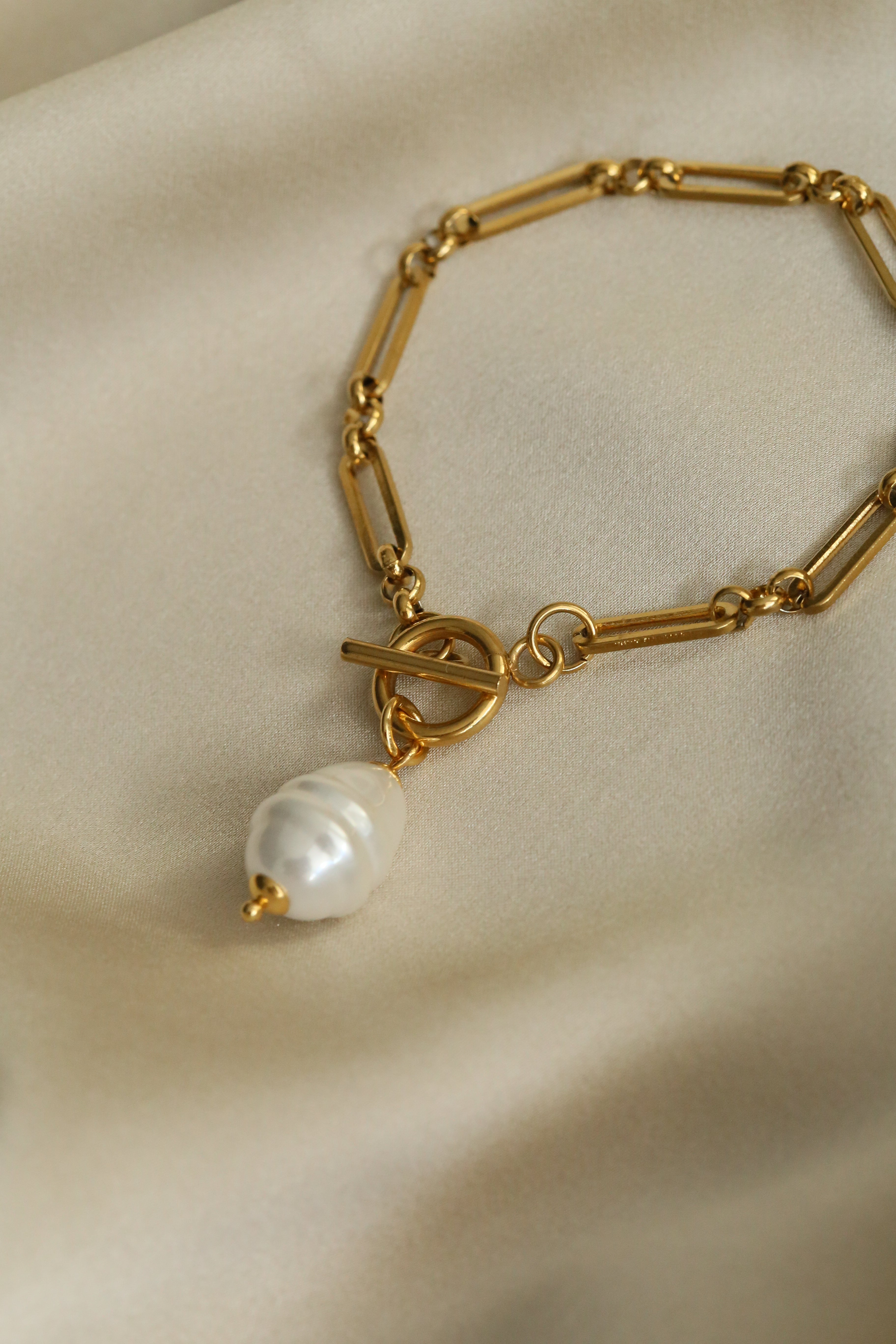 Isla Bracelet - Boutique Minimaliste has waterproof, durable, elegant and vintage inspired jewelry