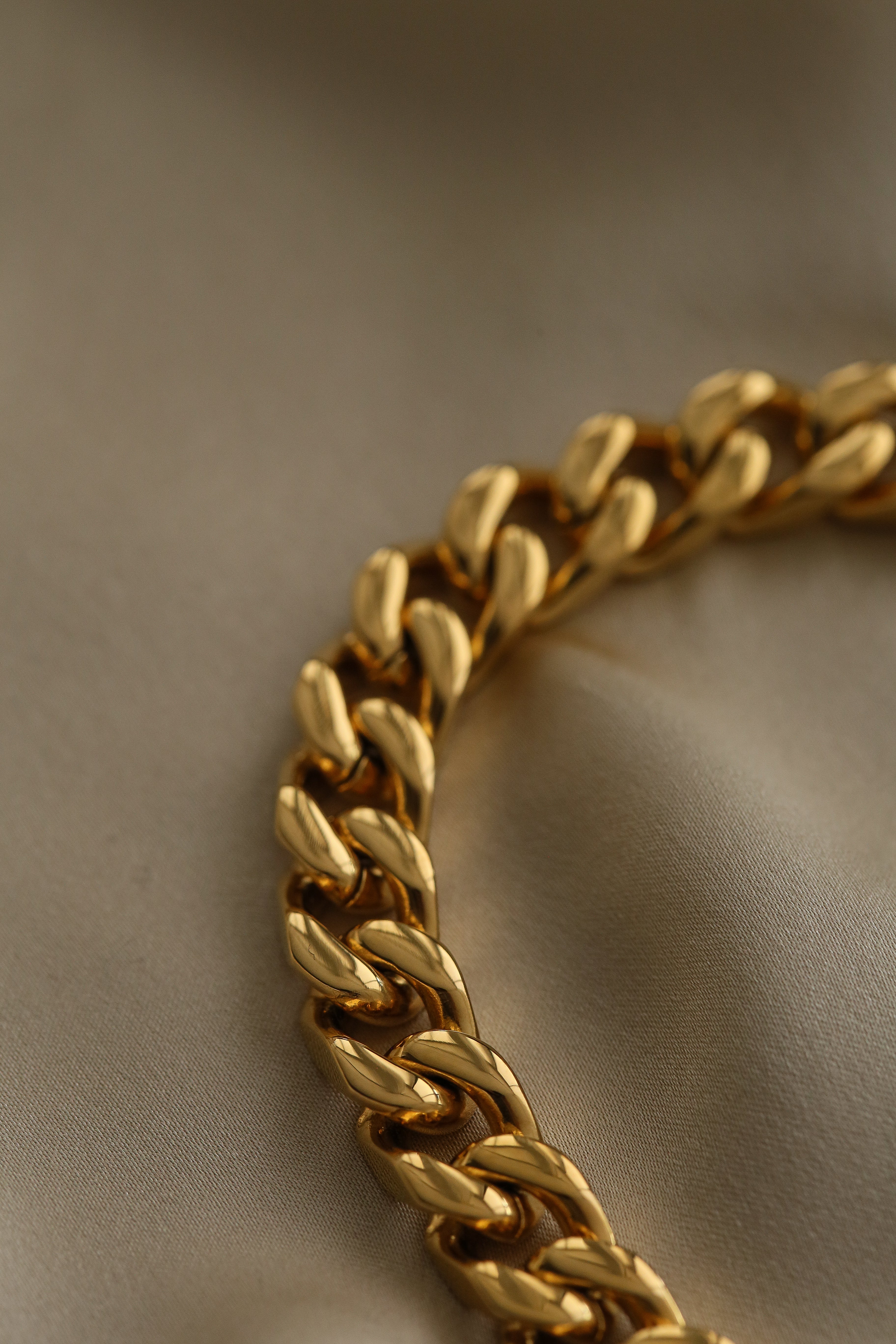 Jane Bracelet - Boutique Minimaliste has waterproof, durable, elegant and vintage inspired jewelry