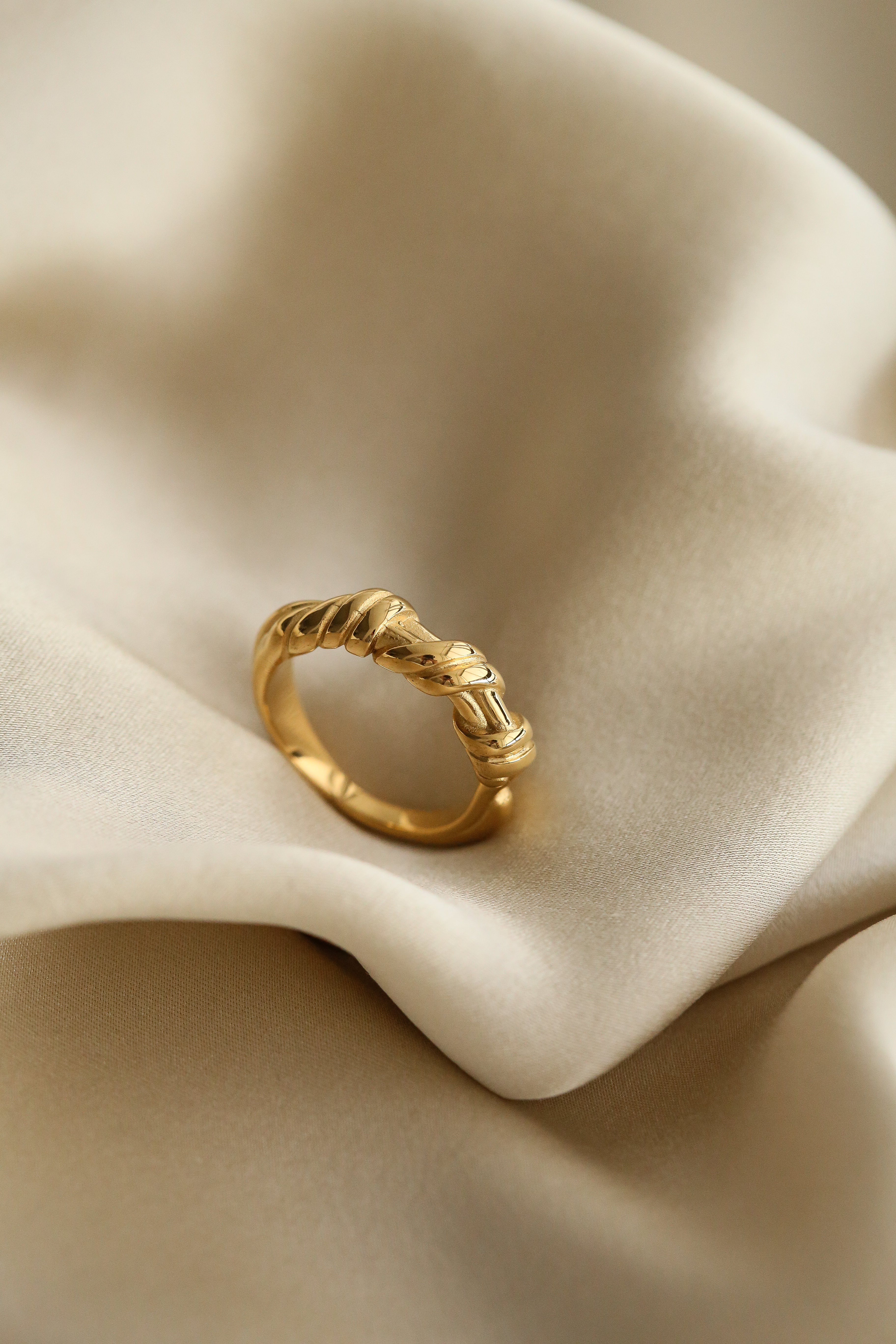 Joan Ring - Boutique Minimaliste has waterproof, durable, elegant and vintage inspired jewelry