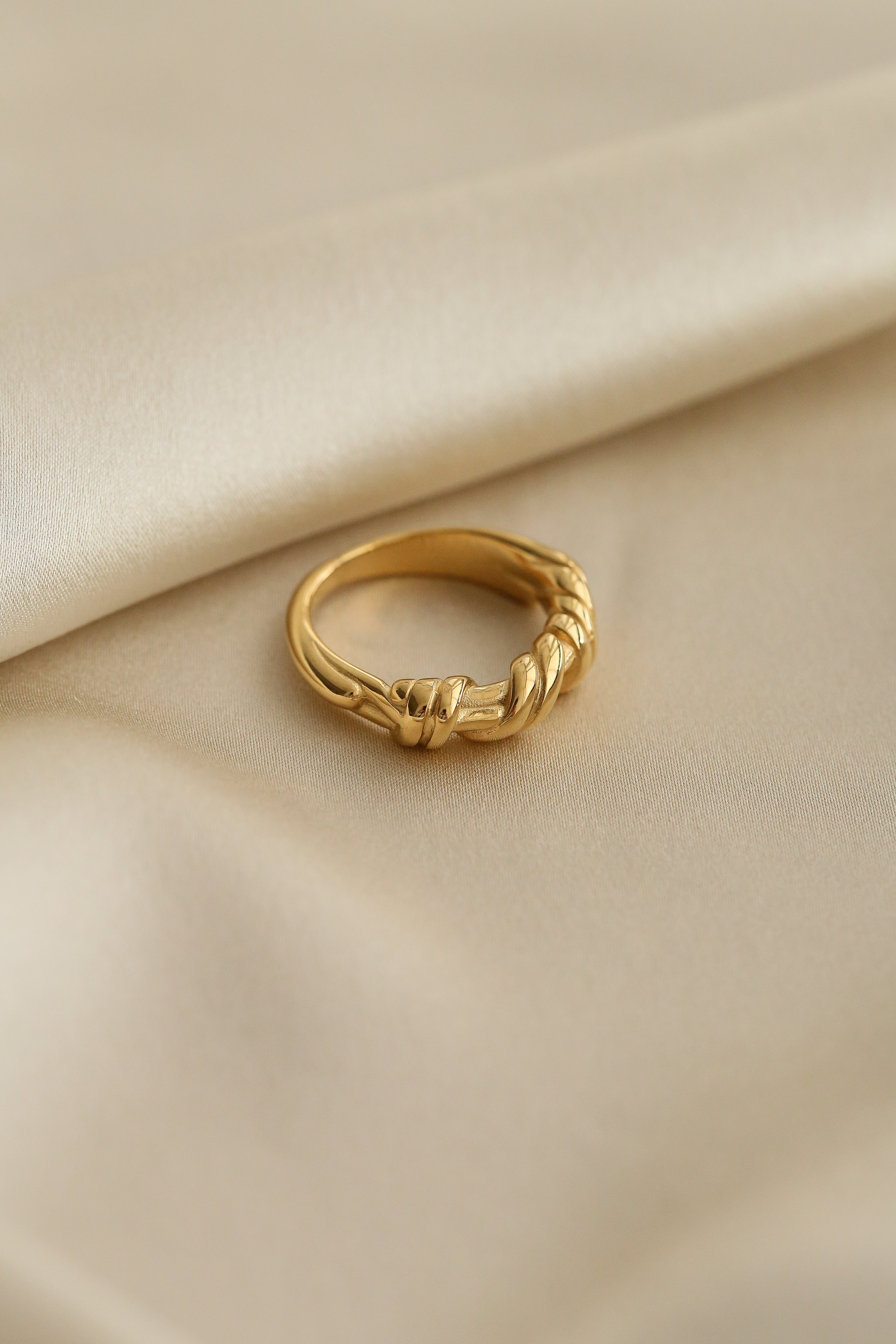 Joan Ring - Boutique Minimaliste has waterproof, durable, elegant and vintage inspired jewelry