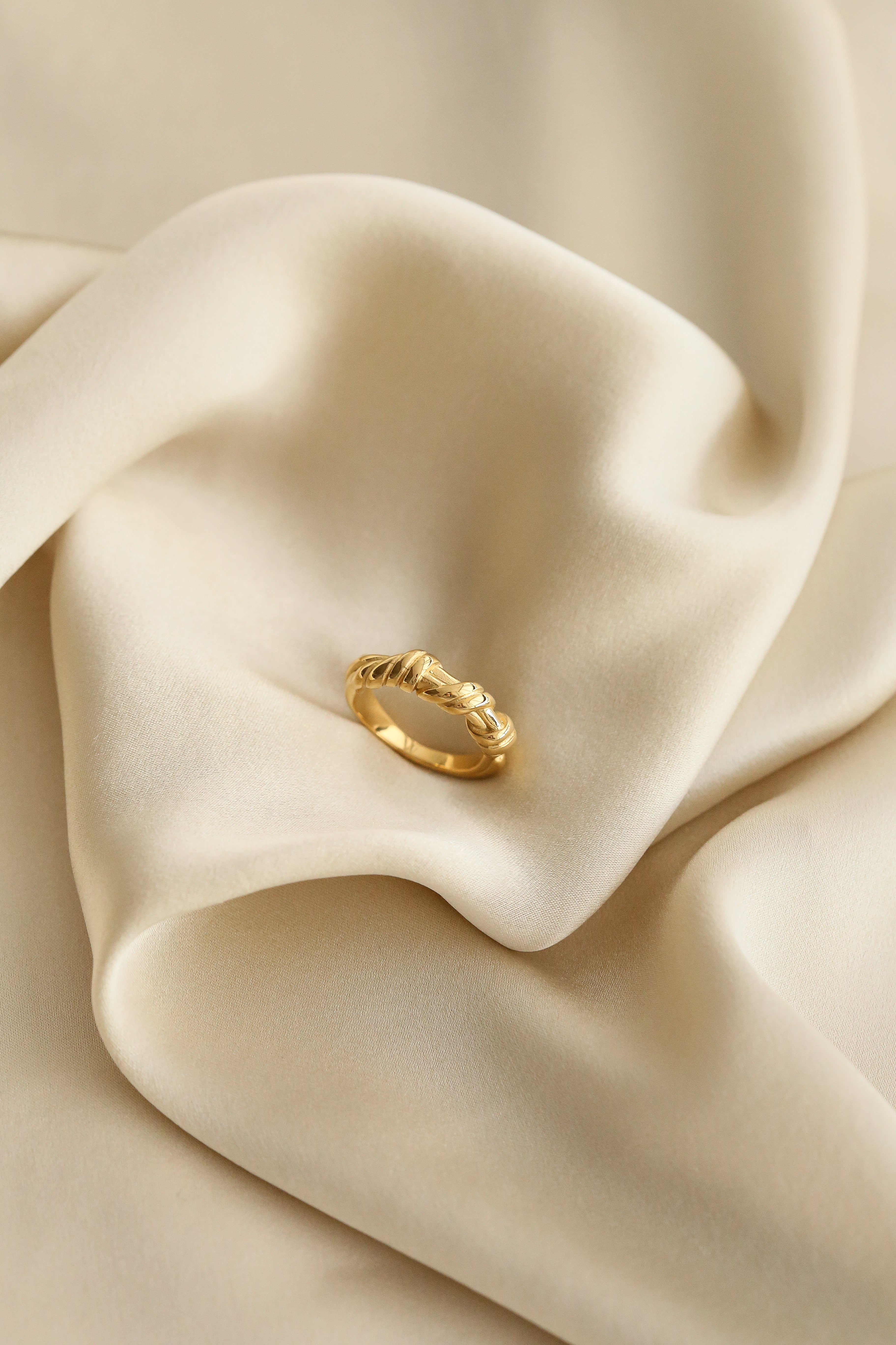 Joan Ring - Boutique Minimaliste has waterproof, durable, elegant and vintage inspired jewelry