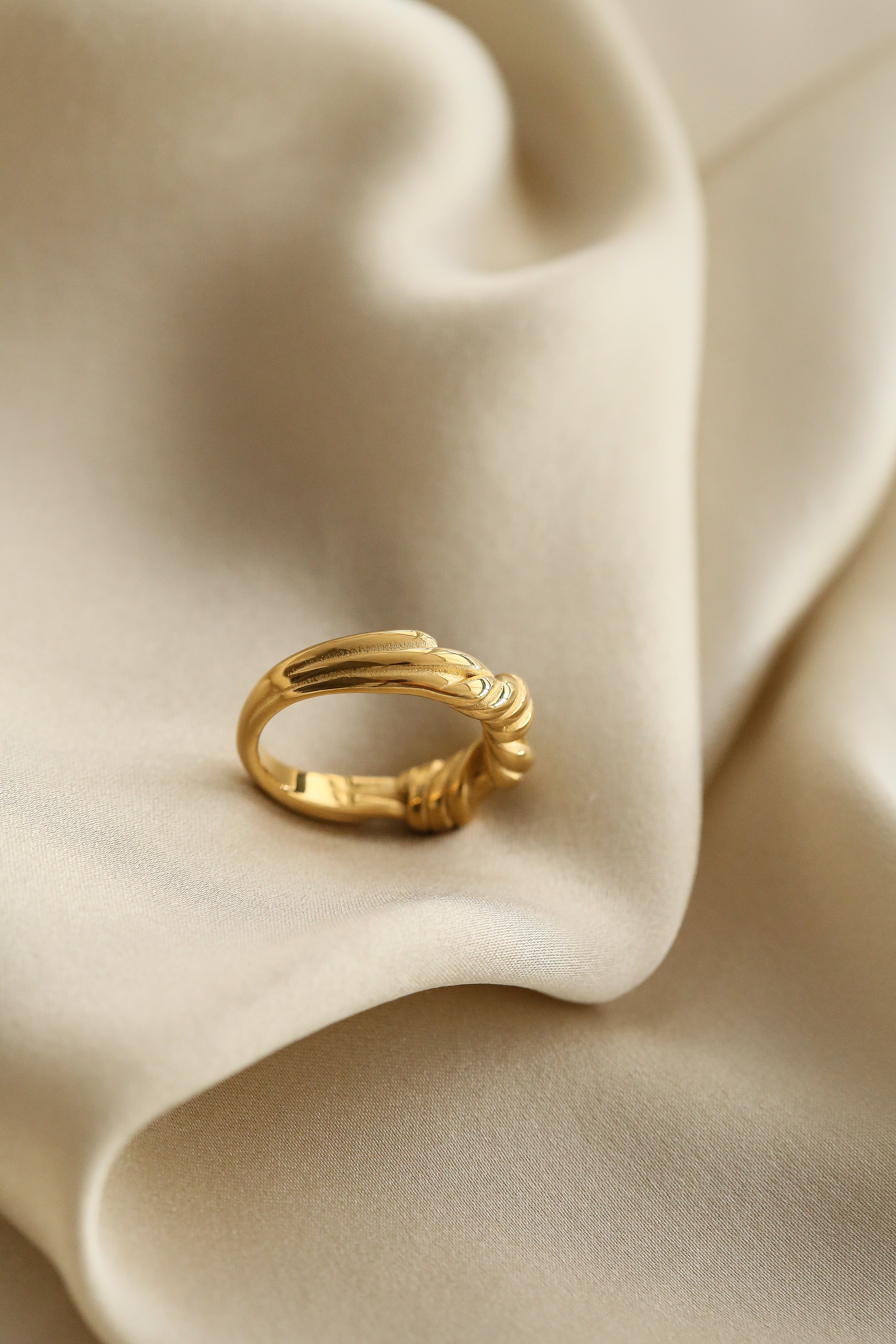 Joan Ring - Boutique Minimaliste has waterproof, durable, elegant and vintage inspired jewelry