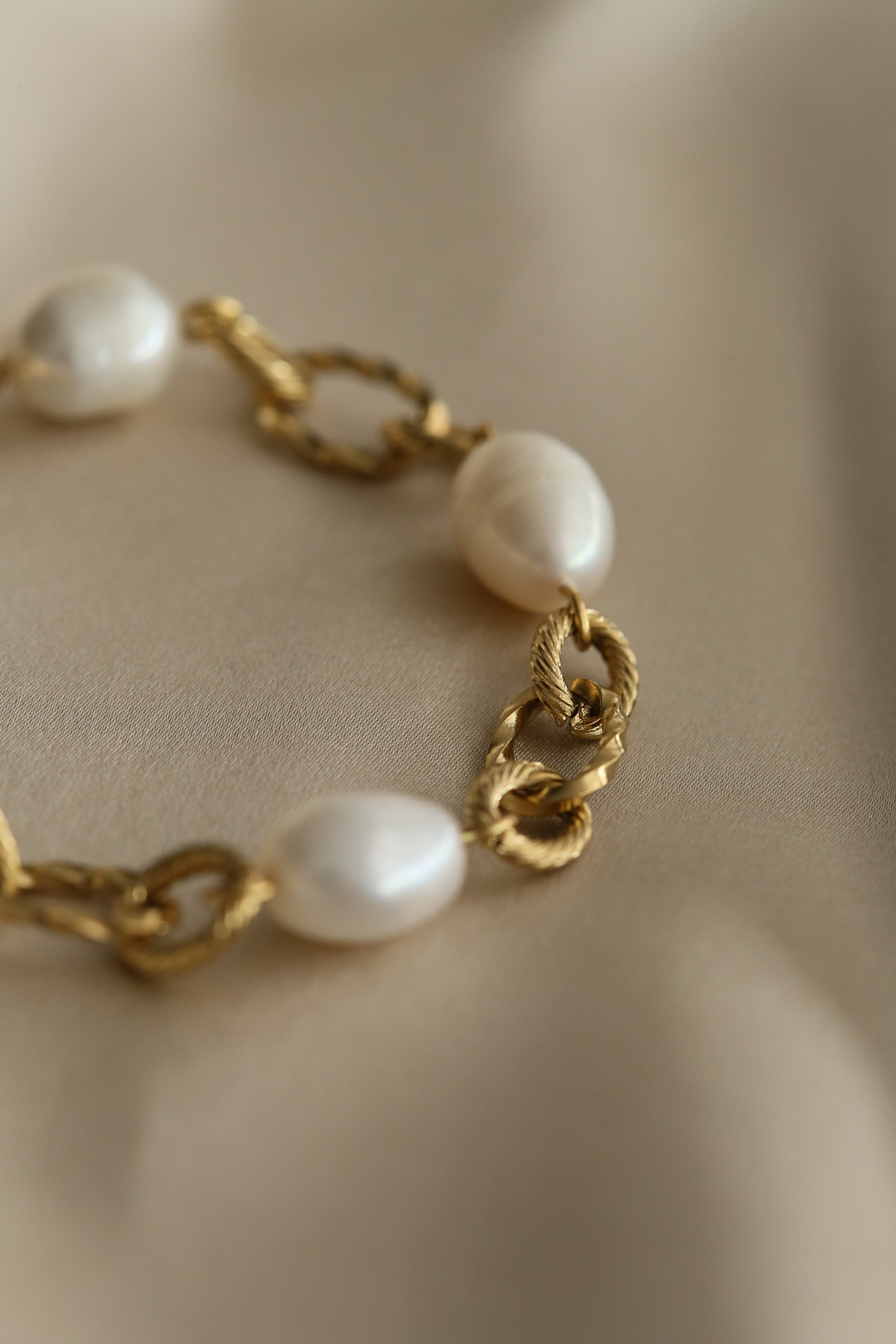 Julia Bracelet - Boutique Minimaliste has waterproof, durable, elegant and vintage inspired jewelry