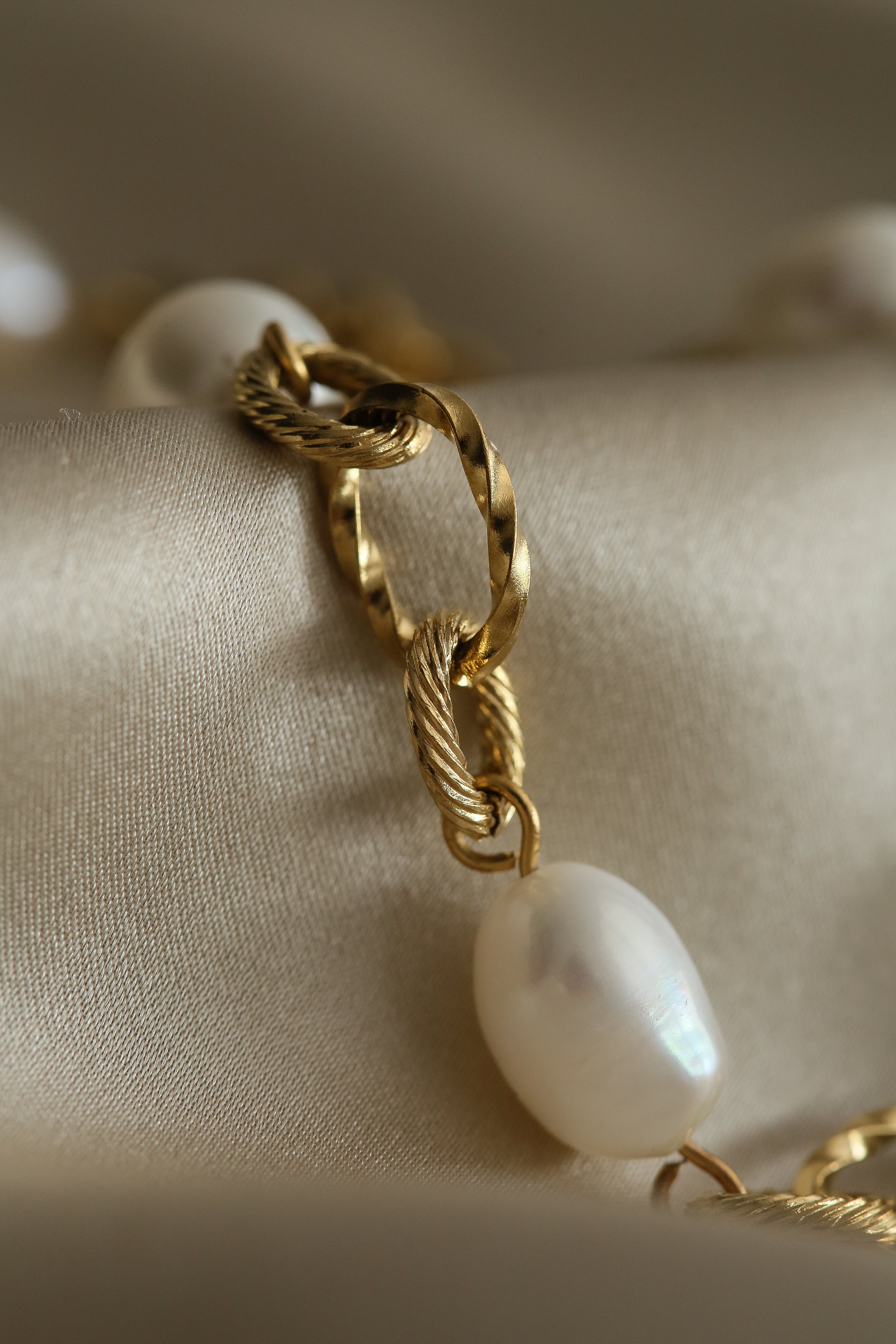 Julia Bracelet - Boutique Minimaliste has waterproof, durable, elegant and vintage inspired jewelry