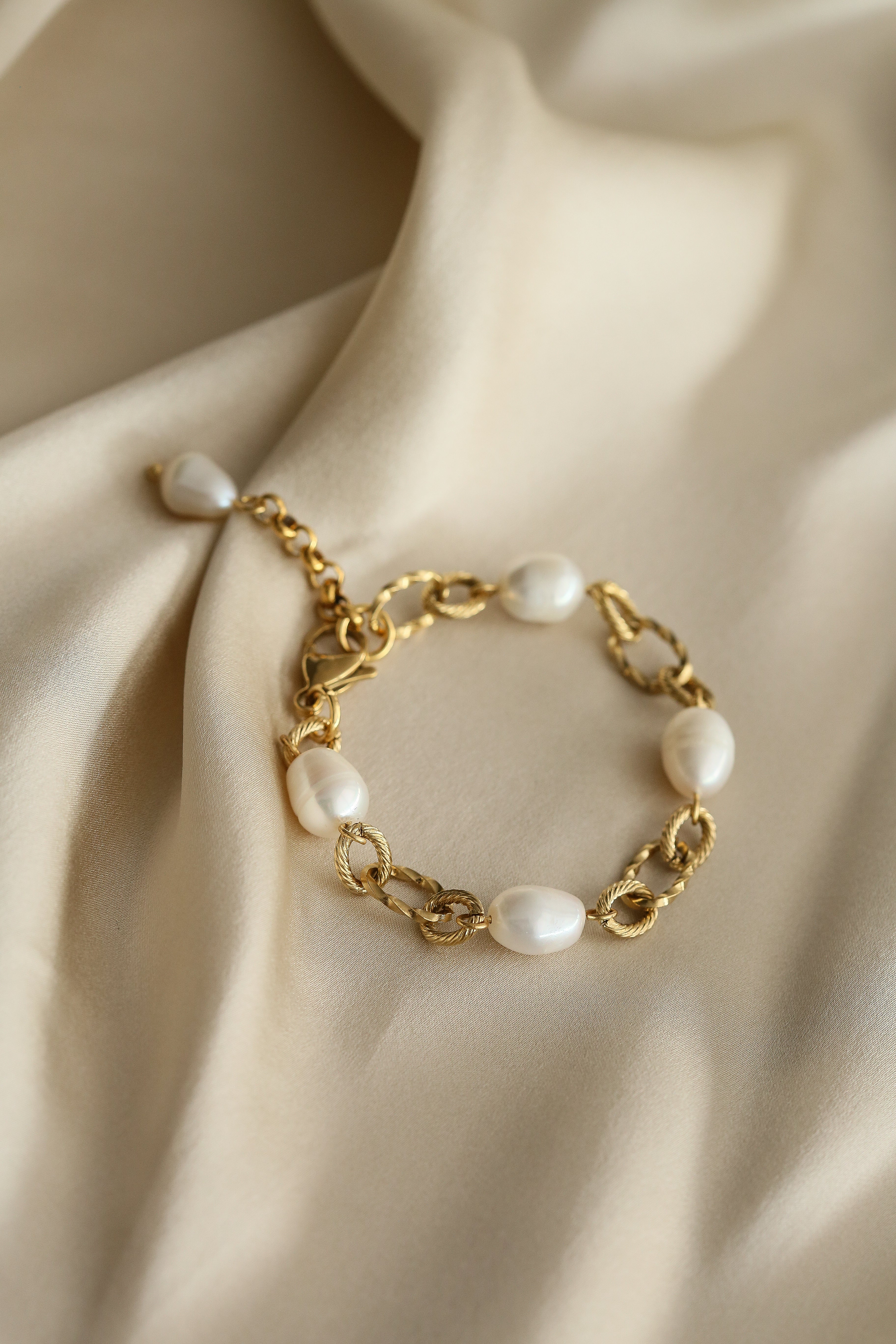 Julia Bracelet - Boutique Minimaliste has waterproof, durable, elegant and vintage inspired jewelry